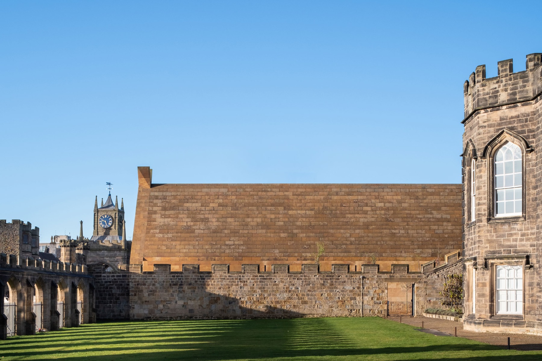 Das Faith Museum wurde entlang einer mittelalterlichen Stützmauer errichtet. © David Valinsky