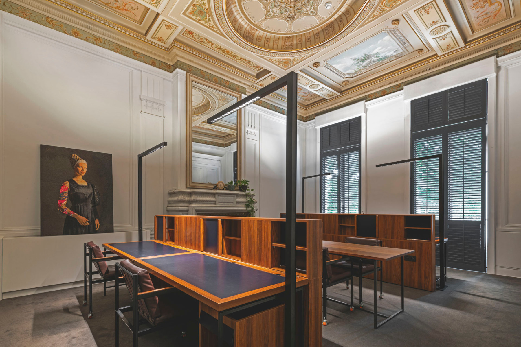 Ein schlankes Aluminiumprofil nimmt den Leuchtenkopf auf, der mit seiner blendfreien LED-Technologie den Arbeitsplatz beleuchtet und &uuml;ber einen kr&auml;ftigen Indirektlichtanteil den Raum erhellt. &copy; Deltalight