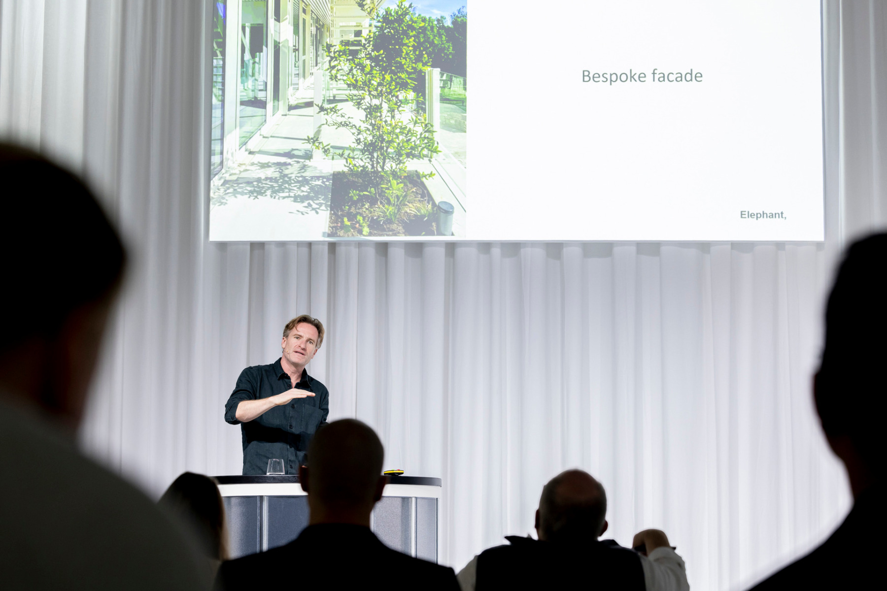 Die Umwandlung von Büro- und Verwaltungsbauten in Wohnraum stand im Fokus des Vortrags von Menno Kooistra von Elephant. © Messe Düsseldorf