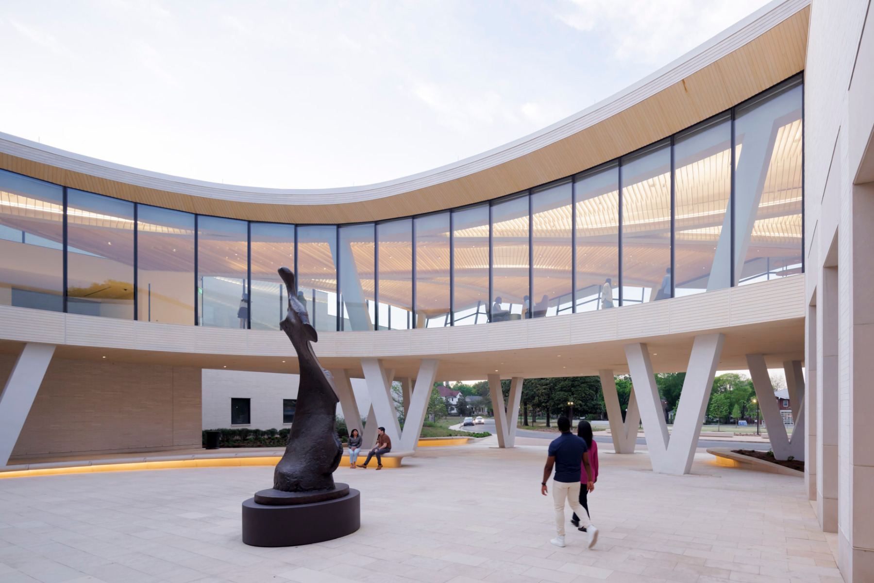 Der aufgeständerte Cultural Living Room umschließt den neu entstandenen Eingangshof. © Iwan Baan