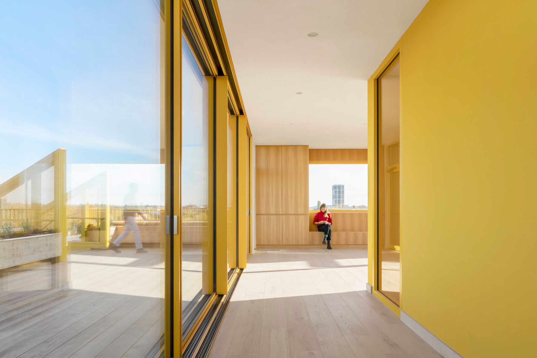 Das Staffelgeschoss des Haus 1 pr&auml;gen nach Norden hin geschosshohe Cero-Schiebefenster von Solarlux. &copy; Schnepp Renou