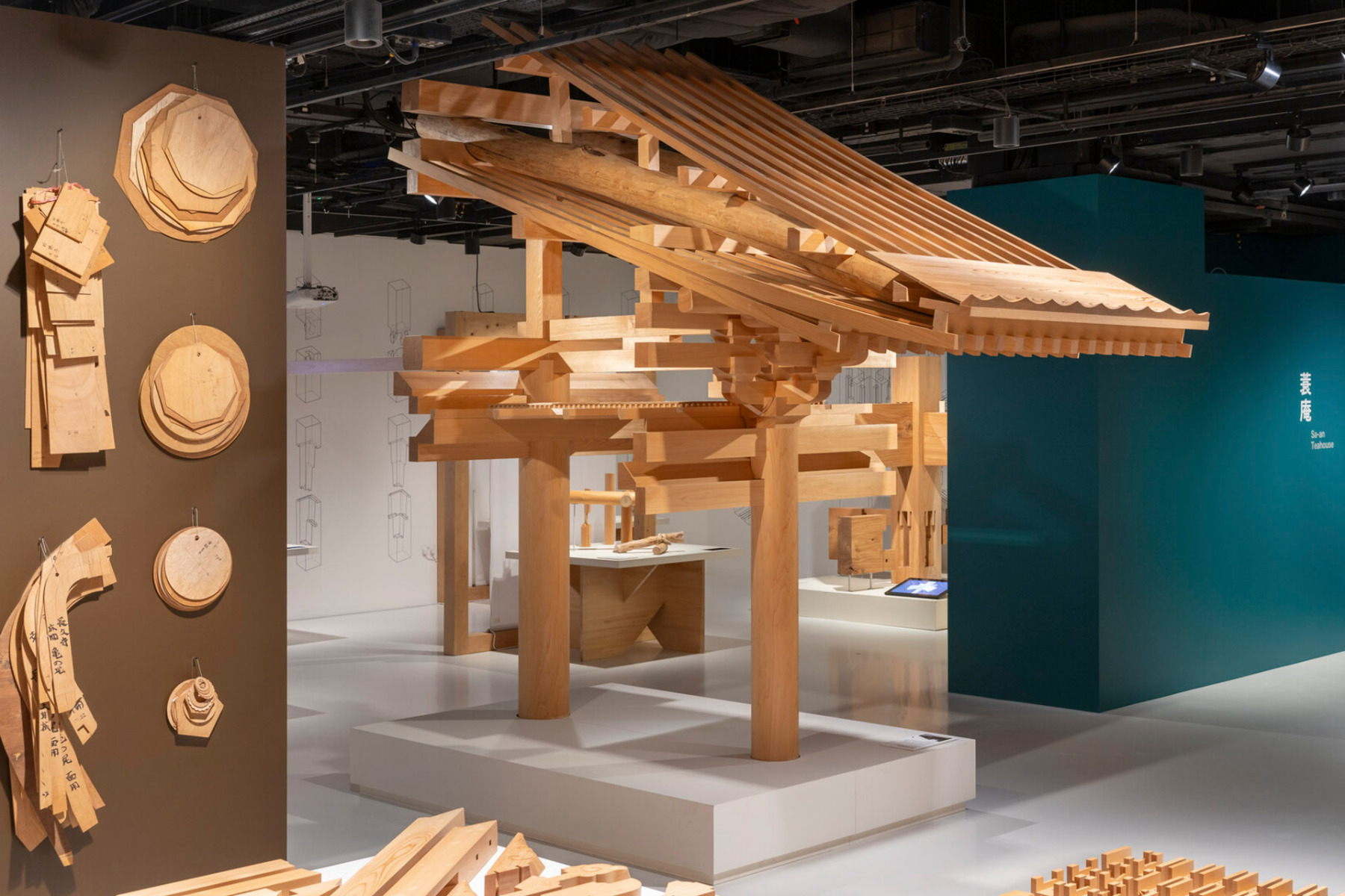 In der Ausstellung ist ein Yoshino-Zypressen-Modell im Ma&szlig;stab 1:2 eines Dachabschnitts von Tōindō zu sehen. &copy; Japan House London