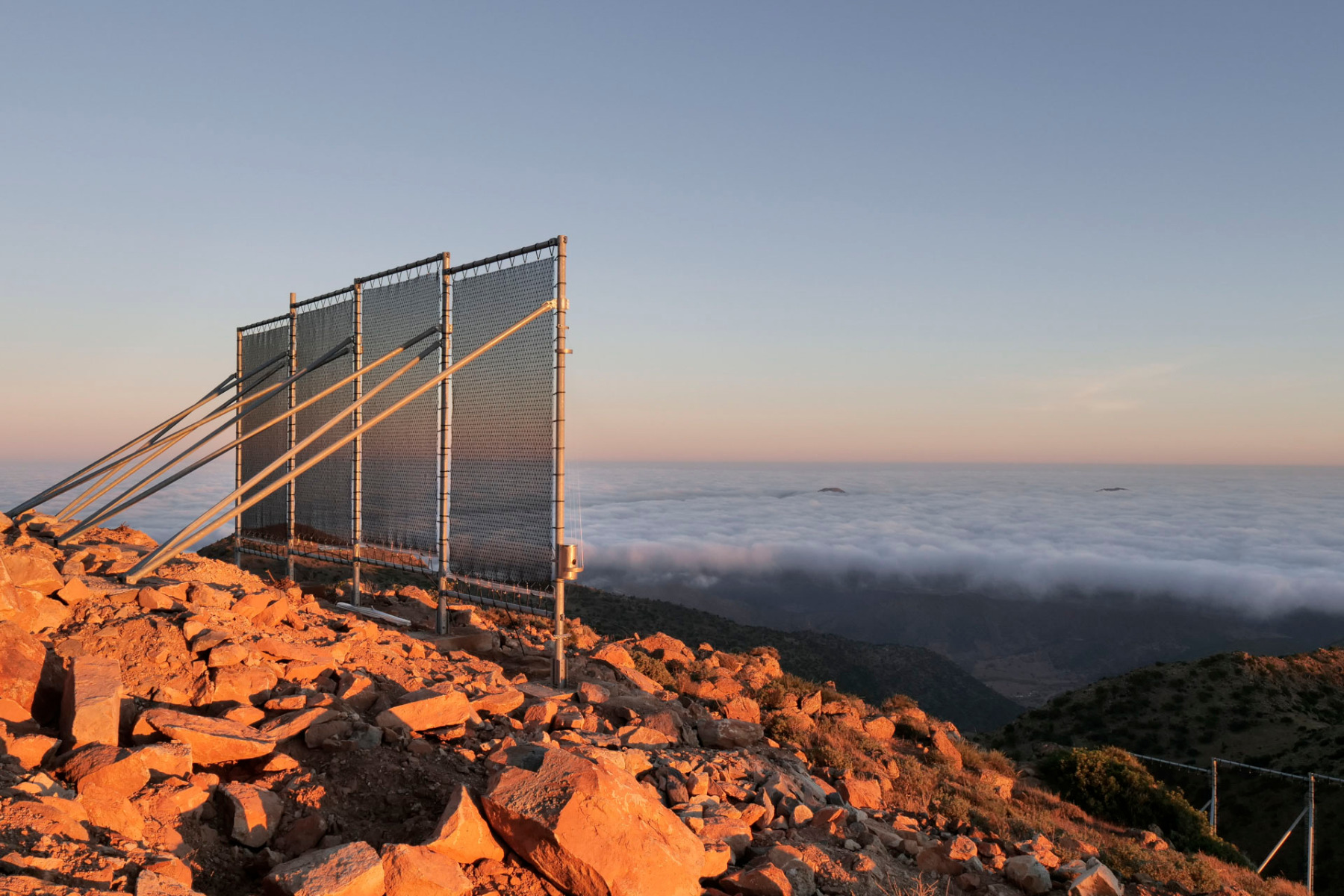 CloudFisher-Nebelkollektoren, ein innovatives System, das Wasser aus Nebel gewinnt &copy; WasserStiftung