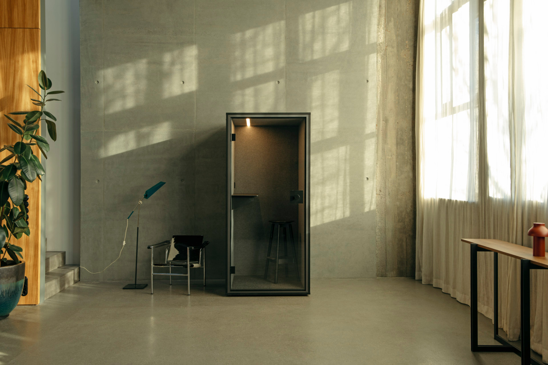 Die BA-Focus-Telefonkabine bietet auf einem Quadratmeter akustisch optimierte Bedingungen f&uuml;r Gespr&auml;che und Videokonferenzen. Mit Filzverkleidung, Teppichboden, LED-Beleuchtung und Bel&uuml;ftung. &copy; Berlin Acoustics