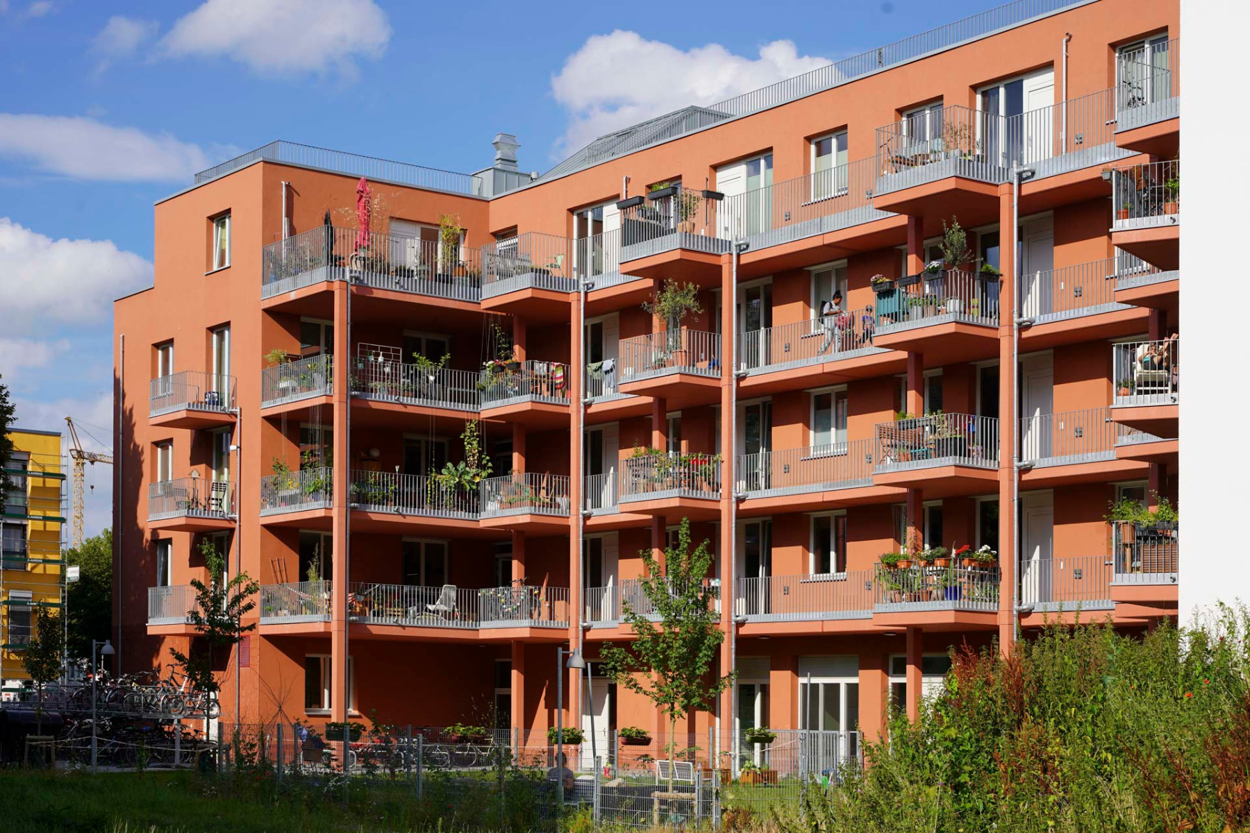 Der genossenschaftliche Wohnbau Karl ließ sich mit dem großformatige Bausystem KS-Quadro kostengünstig verwirklichen. © Axel Schmitz-Justen