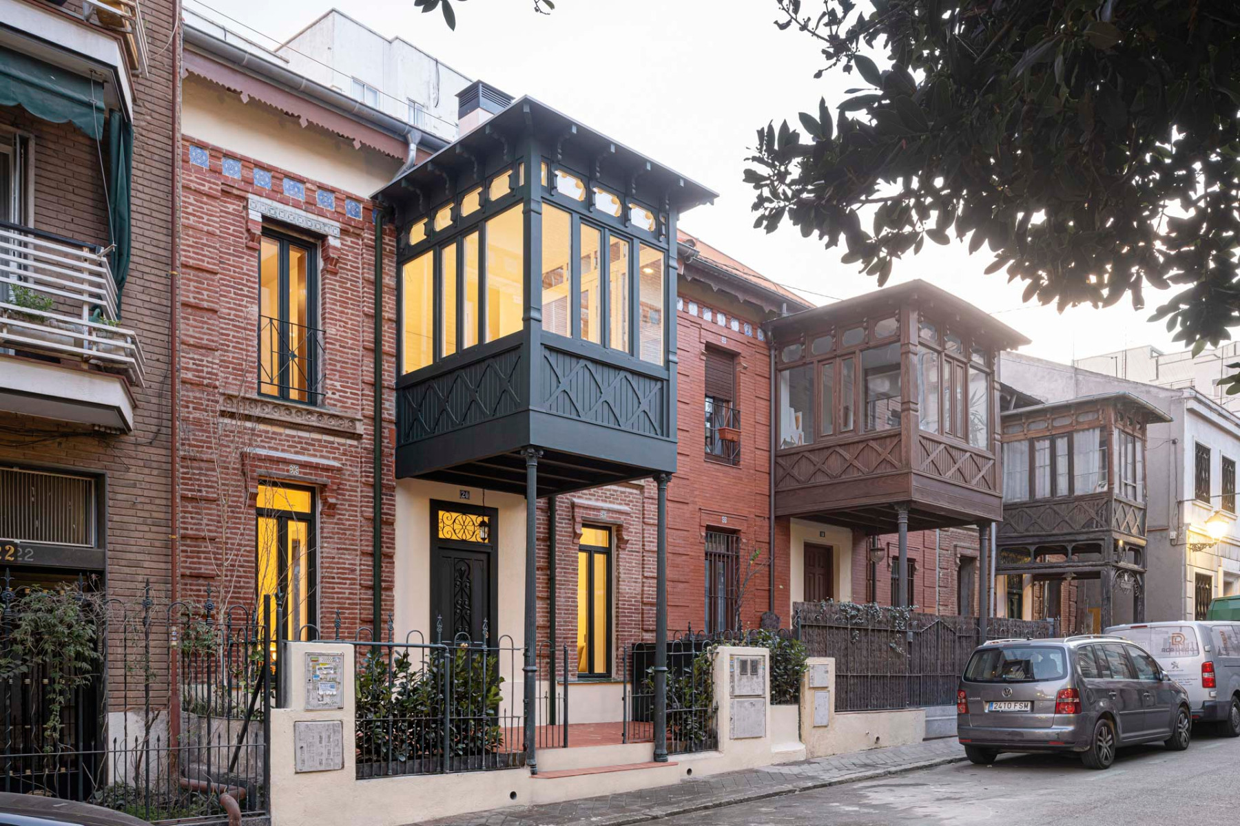 Ein Holzerker prägt die Straßenfassade des Hauses. Sie wurde mit handwerklichen Methoden instandgesetzt. © Adriá Goula