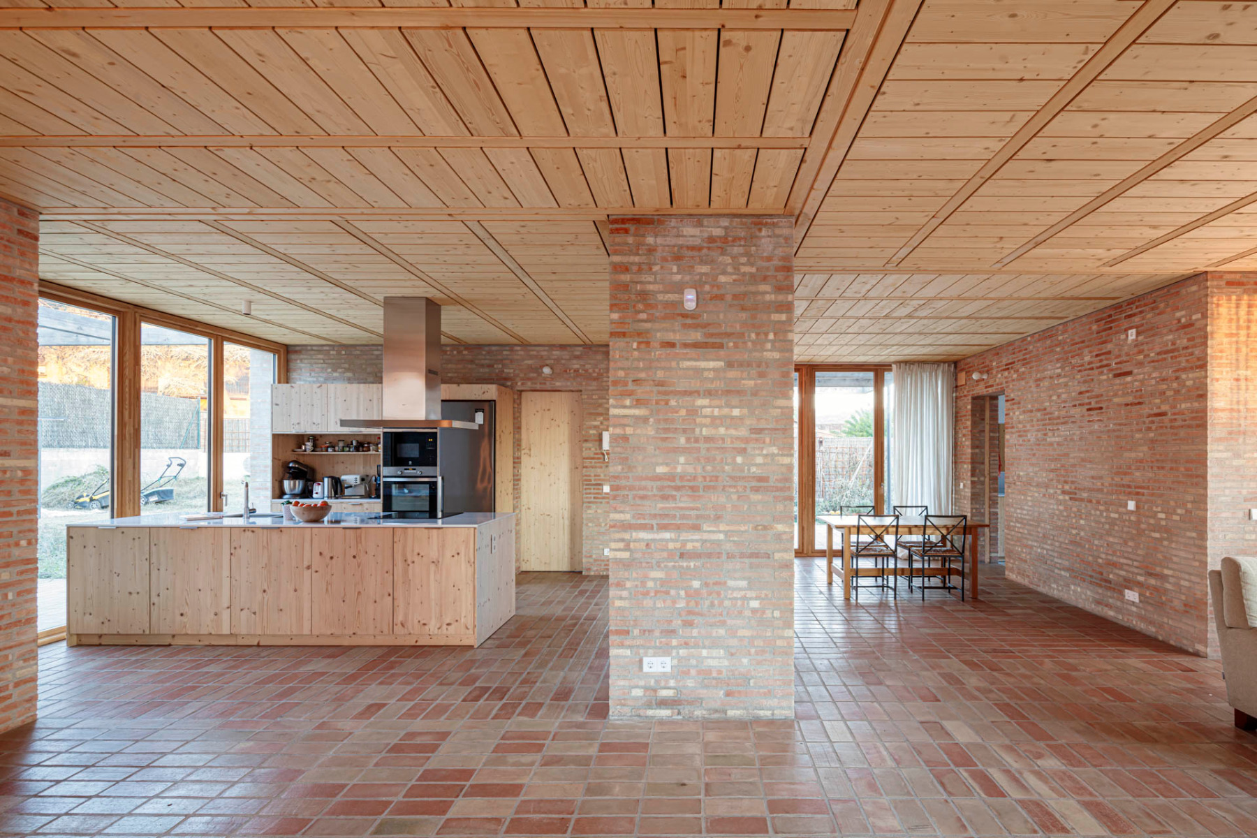 Der Grundriss des Hauses ist aufgebaut wie ein Windmühlenflügel. Im Zentrum steht der Kamin. © Adrià Goula