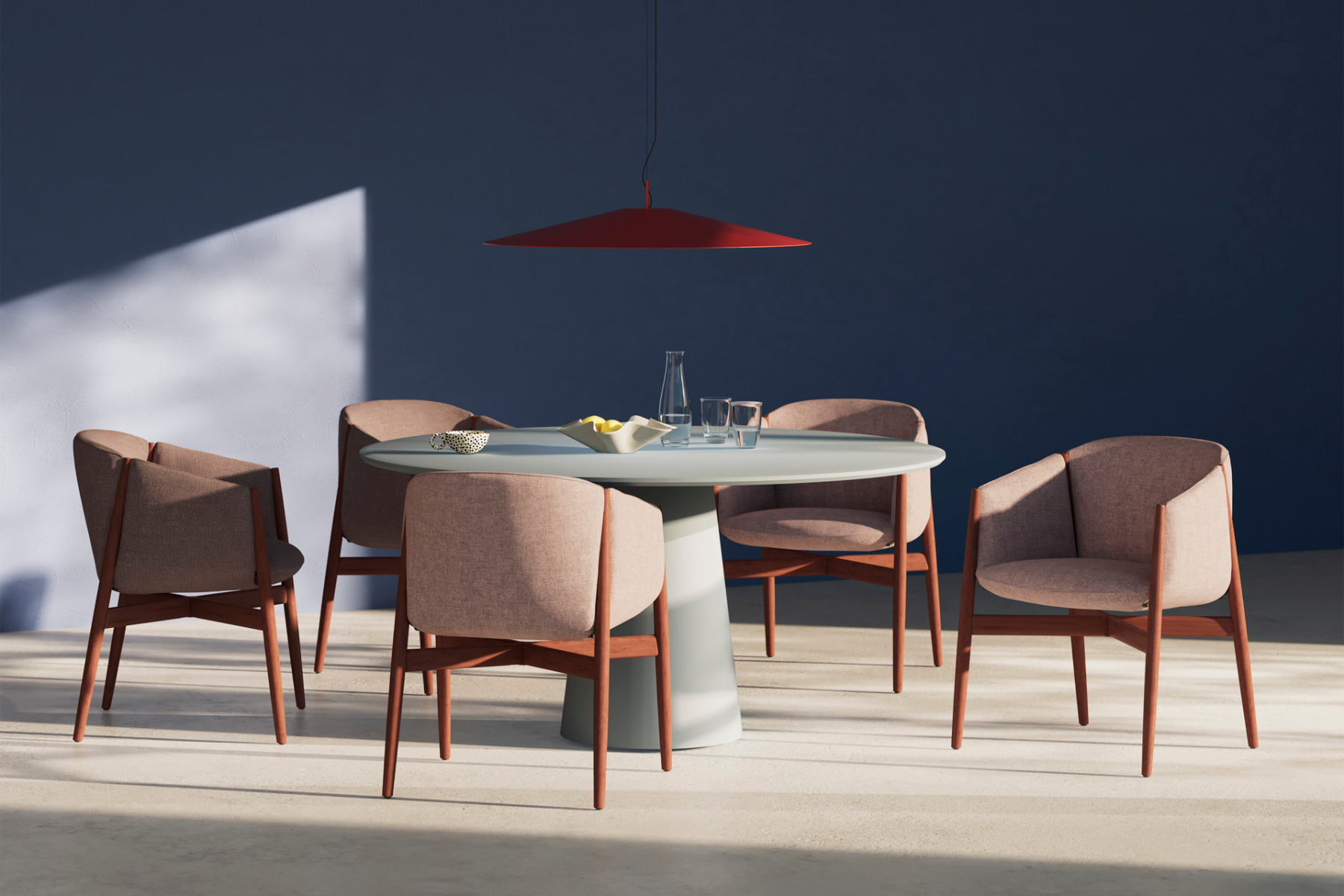 Kagu zeigt eine reduzierte Formensprache mit klaren Proportionen und sichtbarem Materialeinsatz. &copy; COR