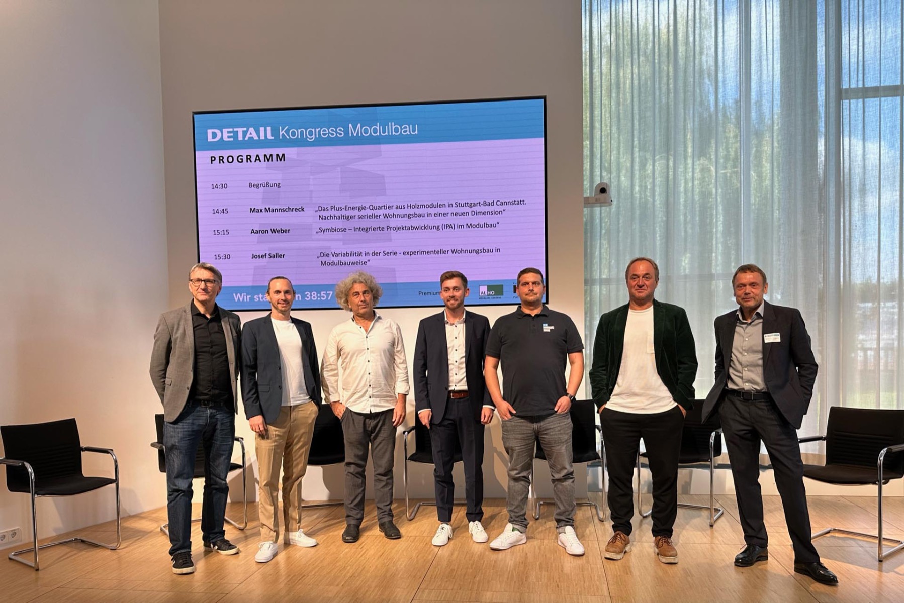 Die Referenten des Detail Modulbau-Kongresses: Christian Schlüter, Max Mannschreck, Peter Zirkel, Aaron Weber, Sebastian Schumacher und Josef Saller mit Moderator Frank Kaltenbach (v.l.n.r.). © Detail