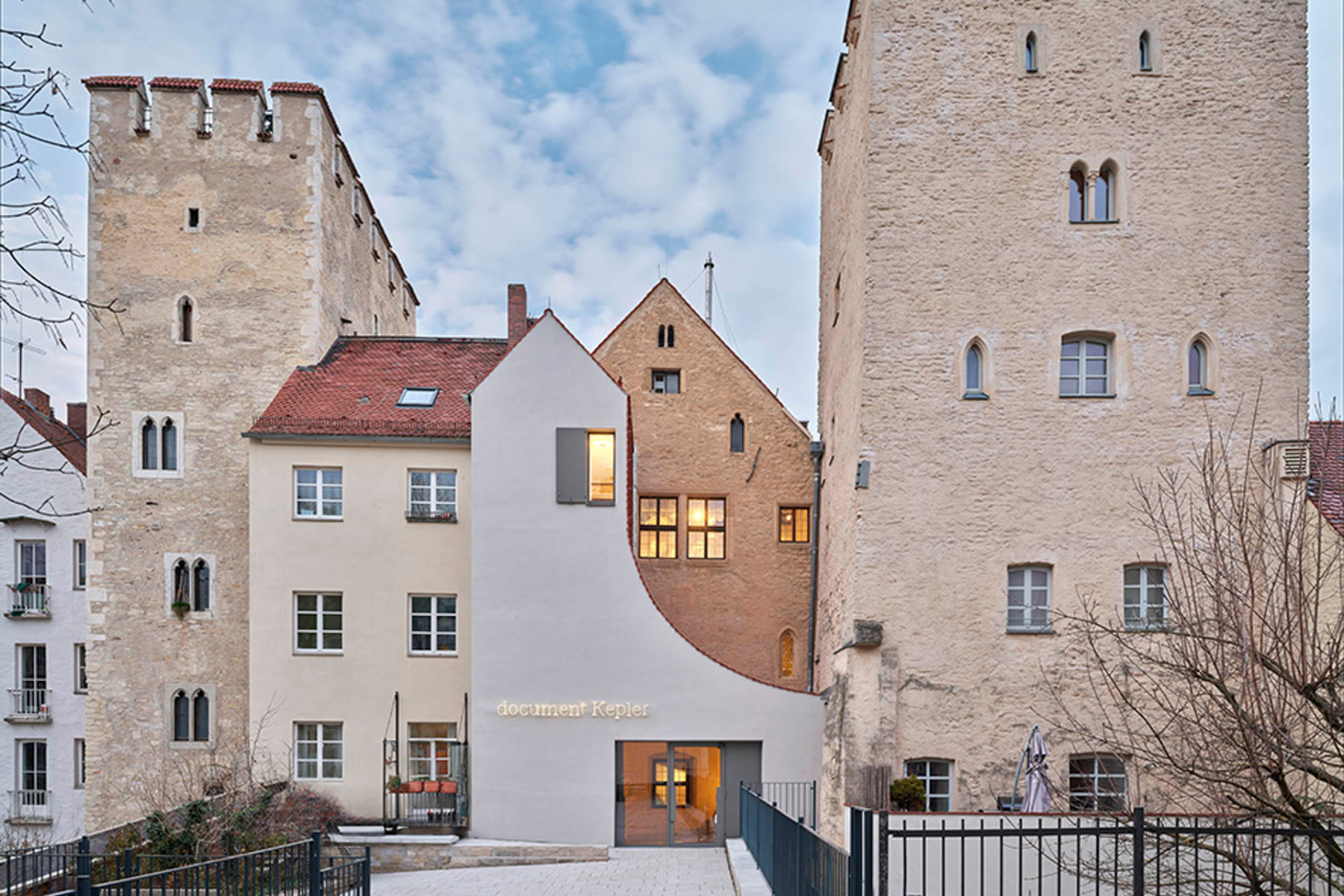 Der Anbau fügt sich wie selbstverständlich zwischen Patriziertürme und mittelalterliche Handelshäuser. © Norbert Miguletz