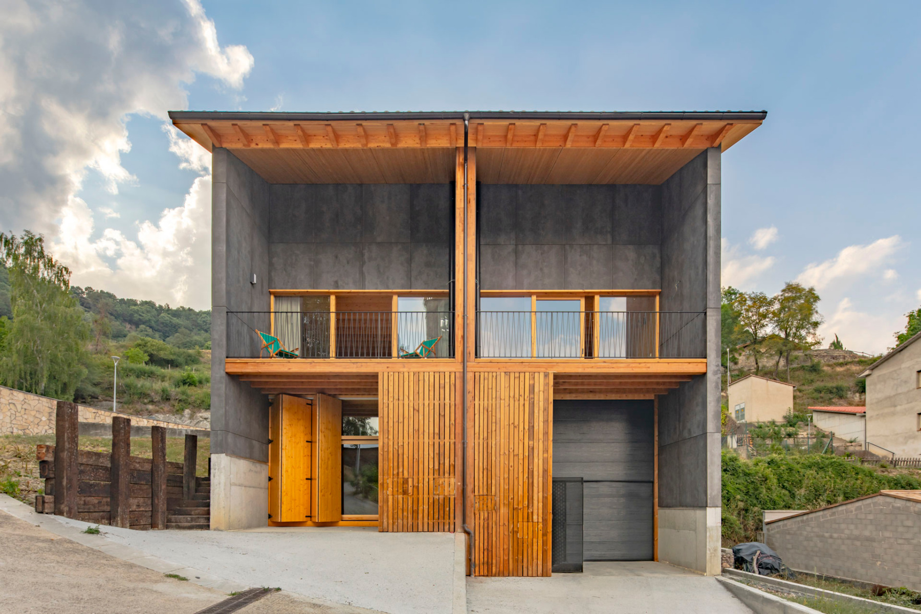 Die Architekten integrierten das Haus in ein Gef&auml;lle von &uuml;ber vier Metern. &copy; Andr&eacute;s Flajszer