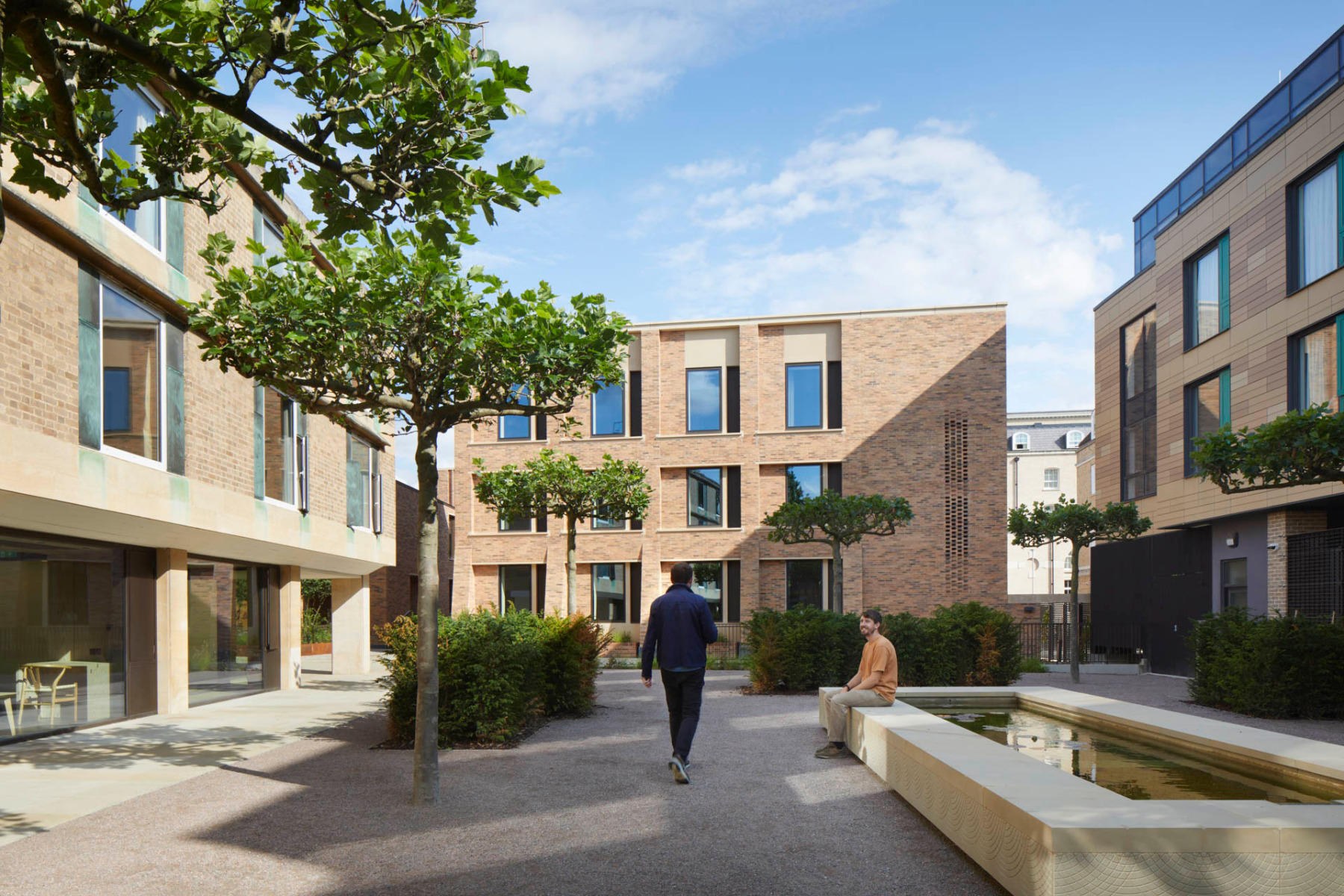 Der neue Young’s Court, ein Wohnheim für Studierende, fügt sich mit seinem Ziegelmauerwerk nahtlos zwischen die älteren Bauten auf dem College ein. © Jack Hobhouse