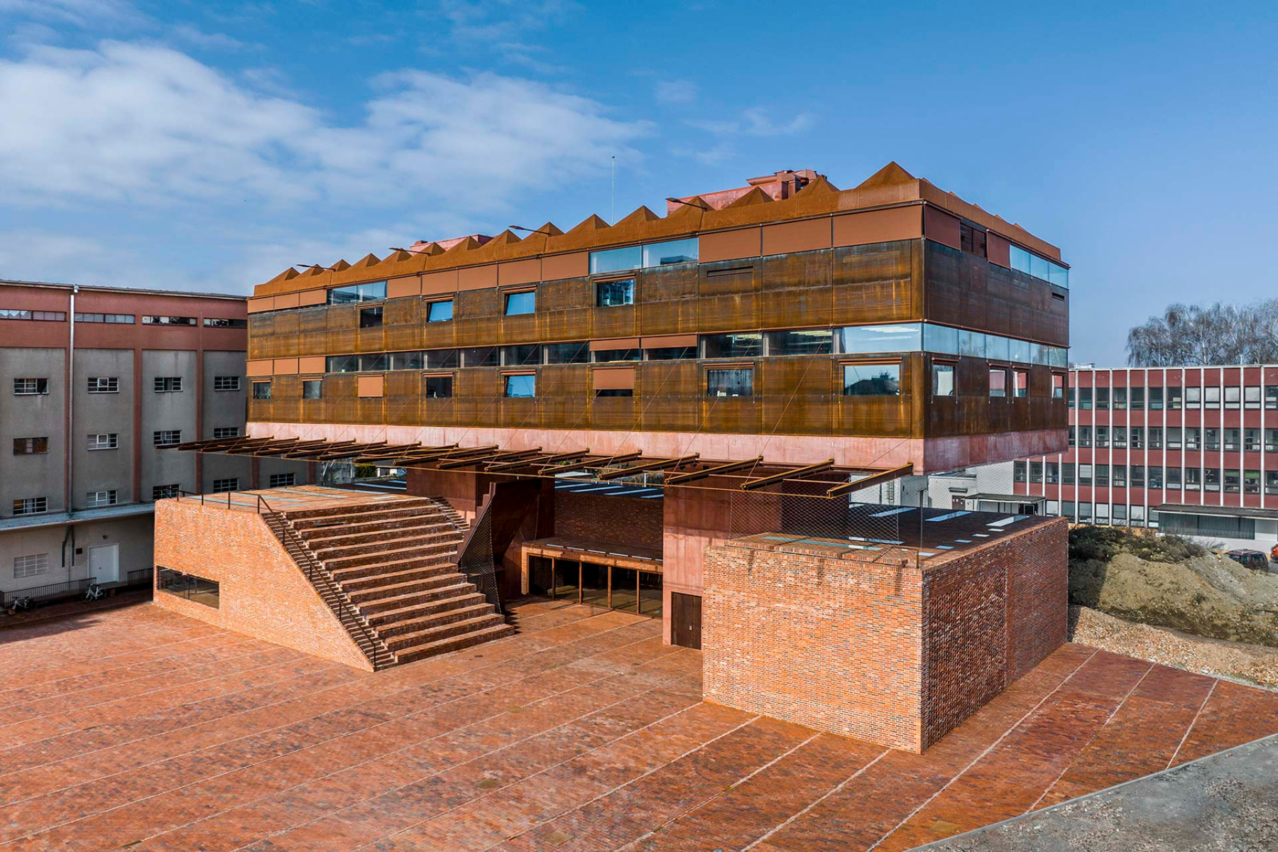 Die beiden Nutzungen des Gebäudes sind deutlich erkennbar. Im zweigeschossigen Sockelbau ist die Städtische Galerie untergekommen. Die zwei Obergeschosse sind der Bildungseinrichtung Sféra vorbehalten. © Aleš Jungmann