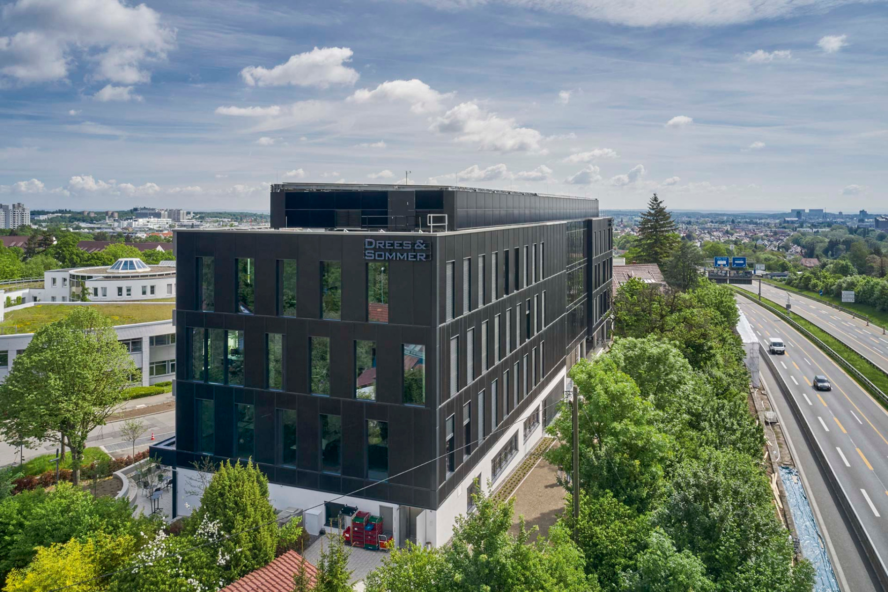 Die fassadenintegrierten Photovoltaikelemente von Sch&uuml;co an der S&uuml;d- und Westseite des Geb&auml;udes erzeugen auf knapp 700 m&sup2; Fl&auml;che rund 70 MWh Strom pro Jahr. &copy; J&uuml;rgen Pollak / Drees & Sommer SE