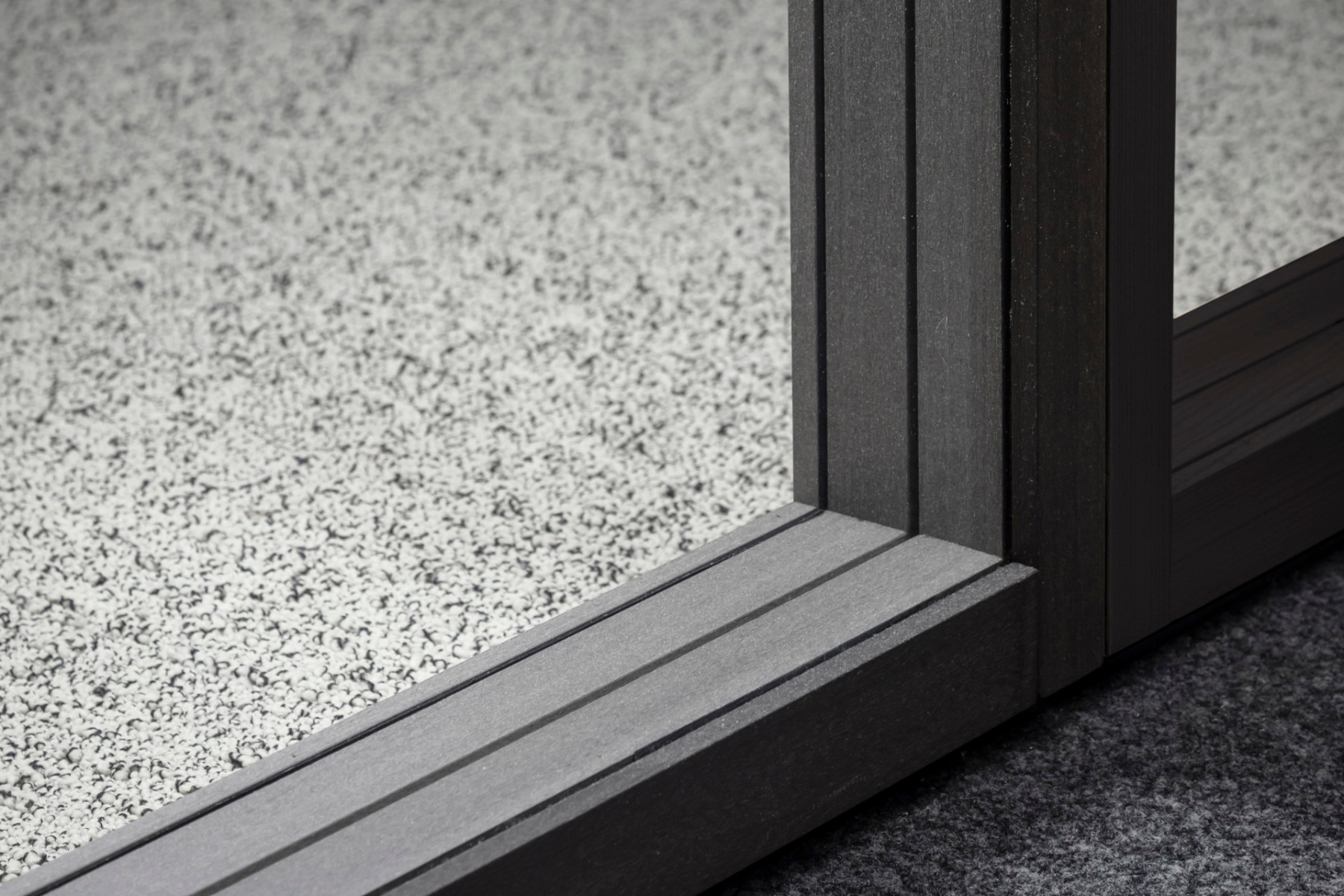 Mit Profilen aus Holzwerkstoff wartet das Glastrennwandsystem Life Stereo GCC von Lindner auf. &copy; Lindner Group