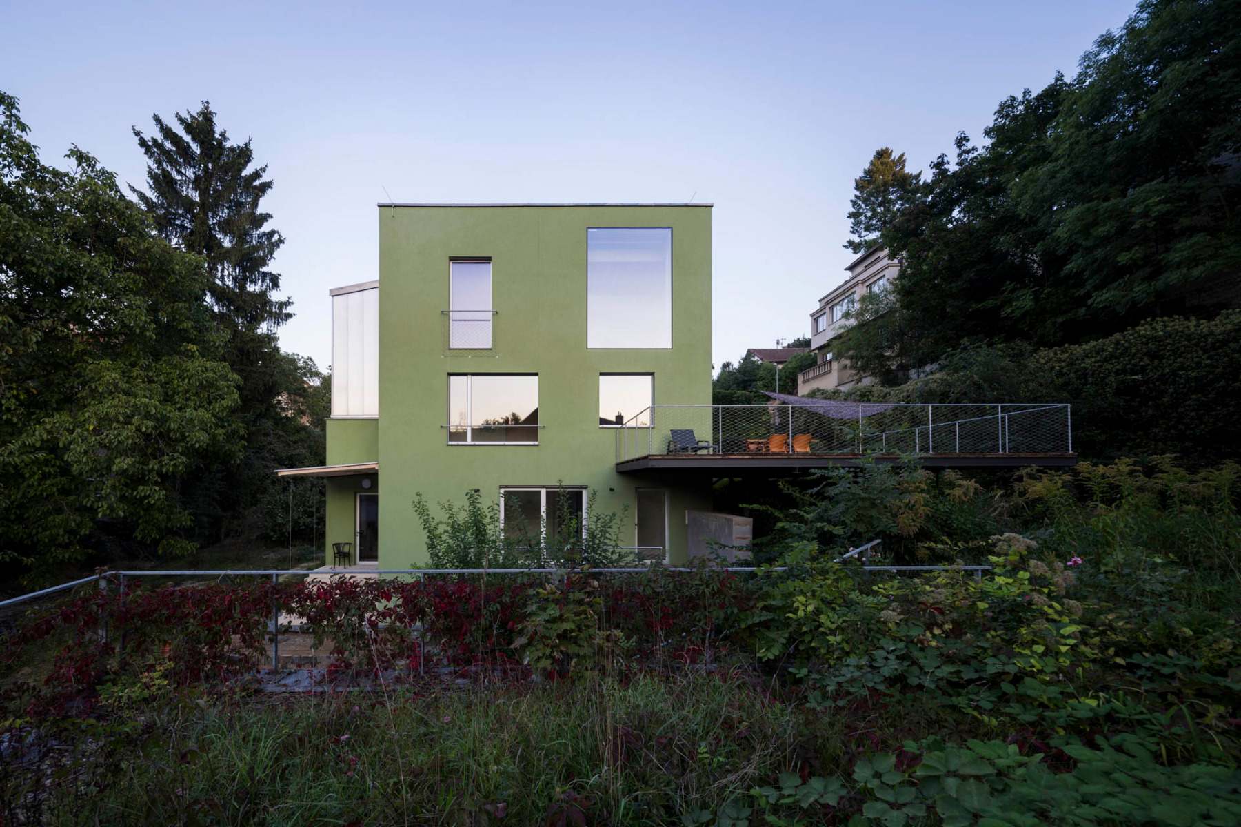 Das Green House von Aoc Architekti befindet sich im Dorf Dvorce in Prag-Podol&iacute;. &copy; Studio Flusser