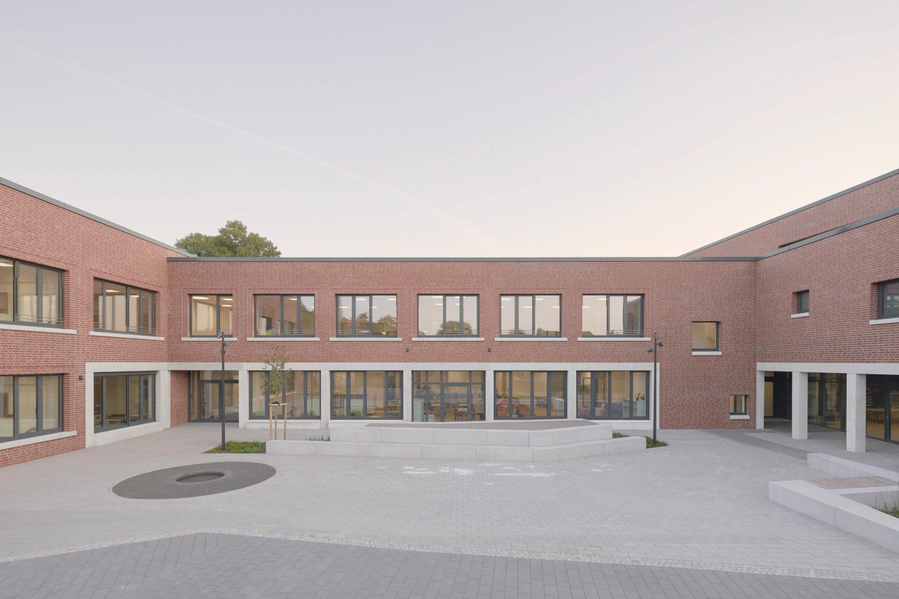 Die Wasserstrichklinker harmonieren mit den Sichtbetonelementen die im Sockelbereich und als Fensterbänke verwendet wurden. © Piet Niemann