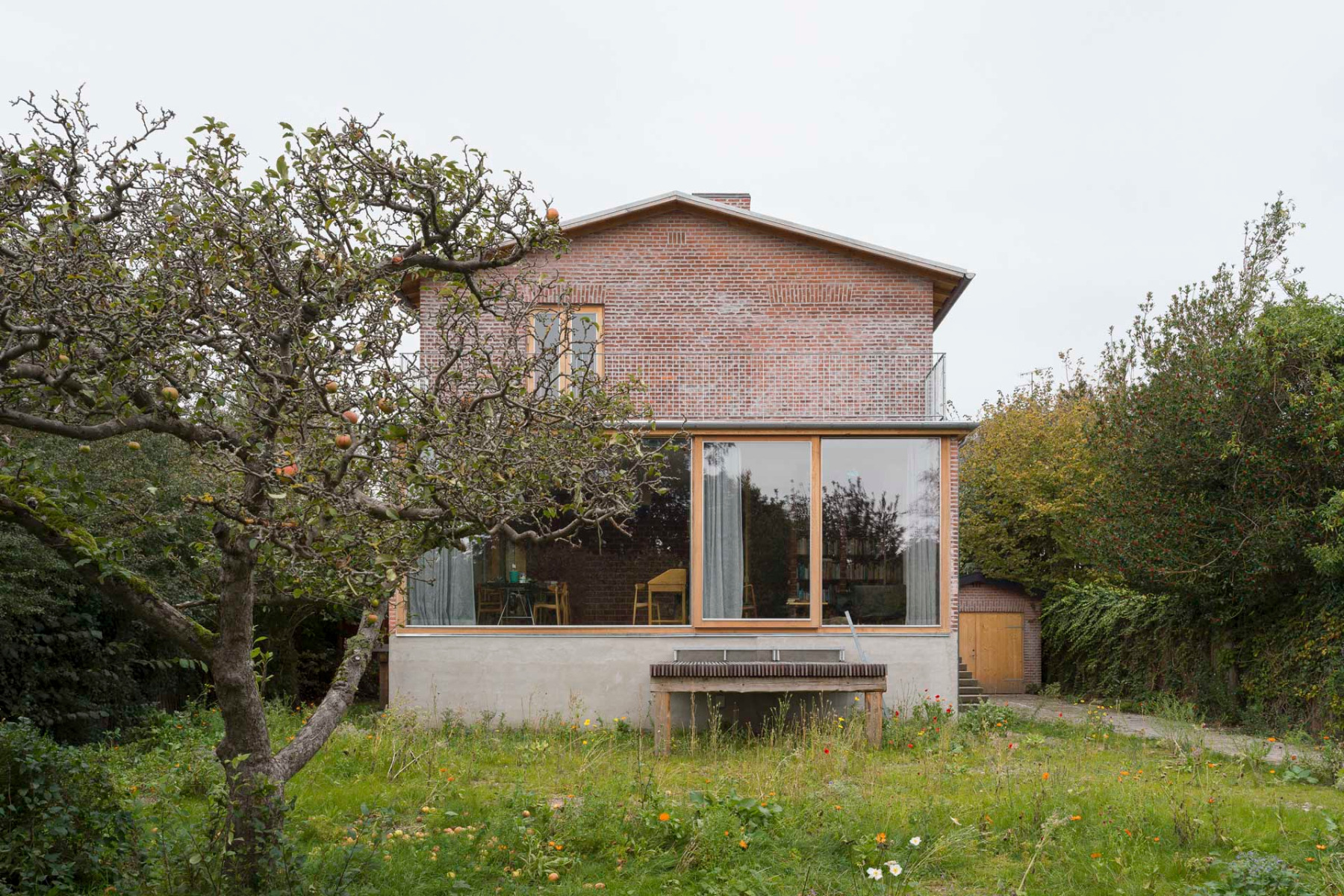 Der s&uuml;dseitige Anbau &ouml;ffnet sich mit einer vollverglasten Fassade zum Garten. &copy; Hampus Berndtson 