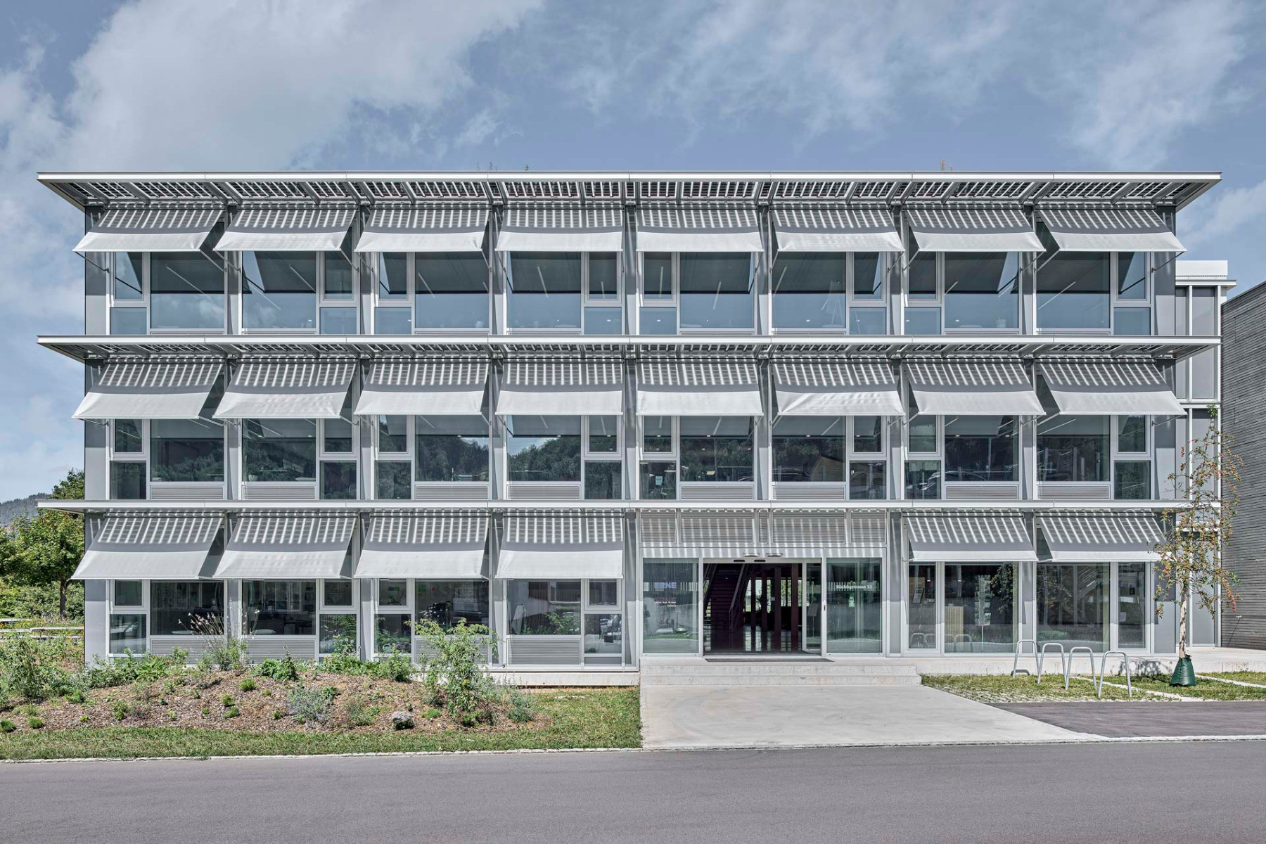 Doppelter Schattenspender: An der Nord- und S&uuml;dseite wurden Vord&auml;cher aus Glas und Faltmarkisen installiert. &copy; Roger Frei