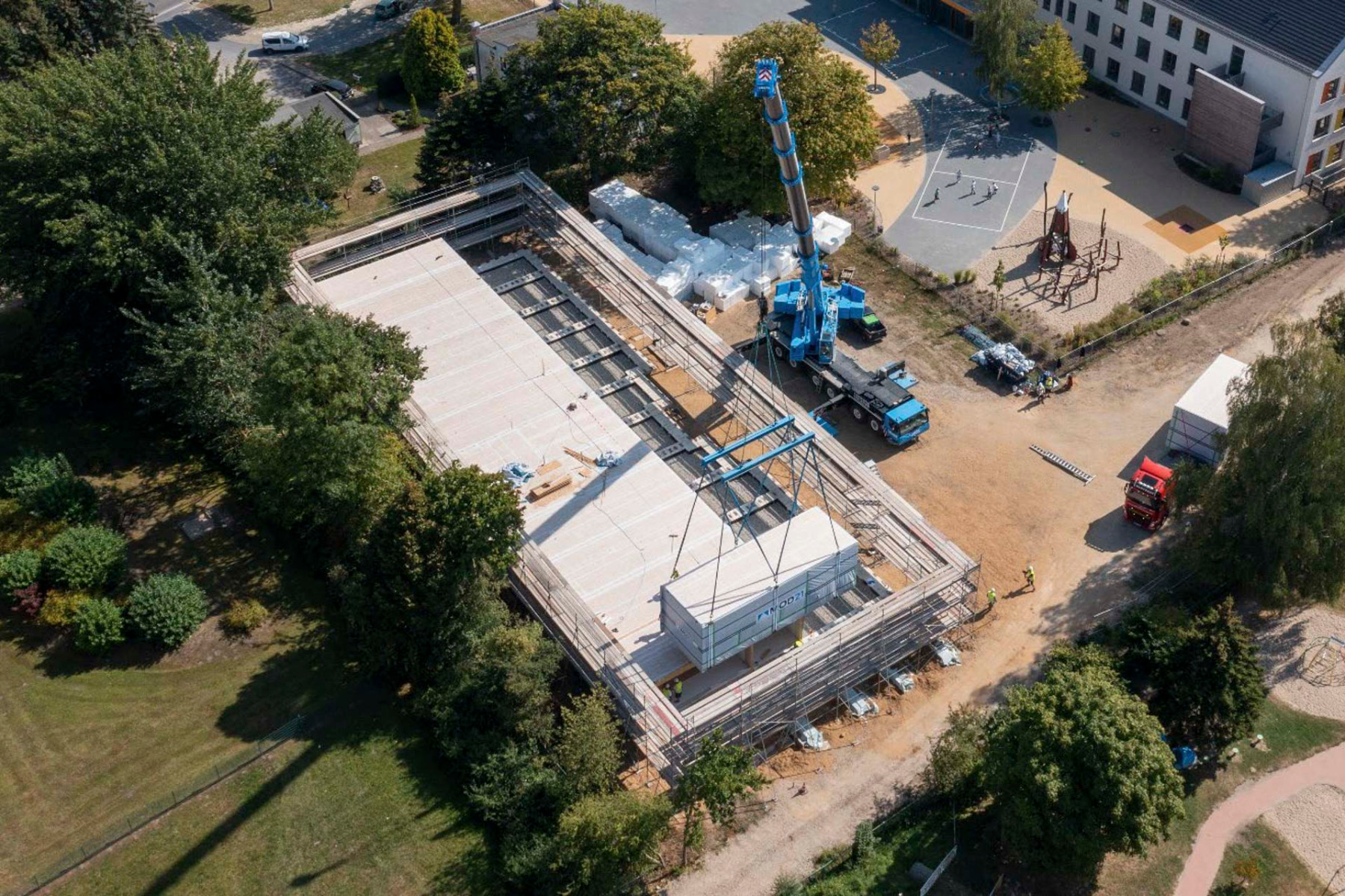 Insgesamt 52 Holzmodule mit 1870 m2 Bruttogeschossfl&auml;che hat Mod21 für den Hort der Juri-Gagarin-Schule in Stralsund aufgestellt. &copy; Mod21