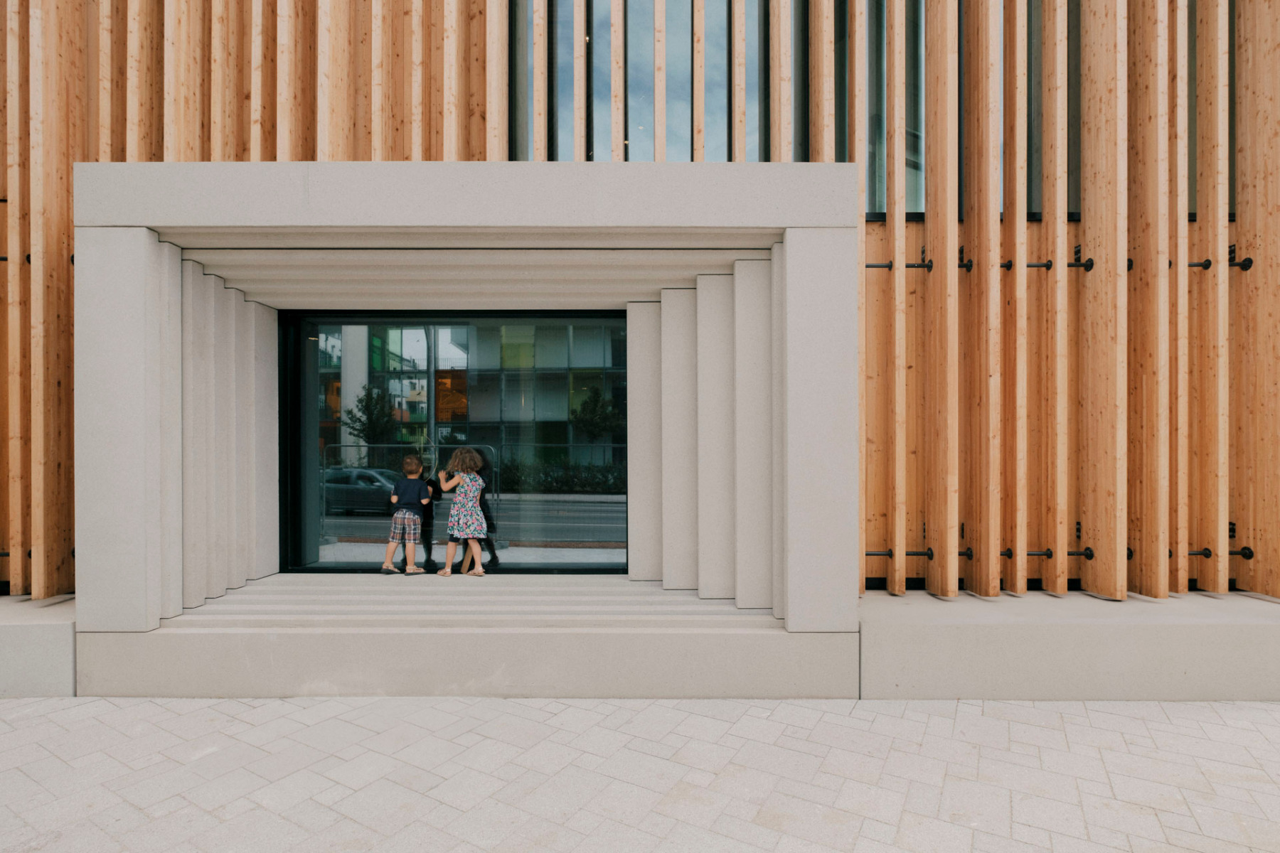 Neugierige Blicke in das KinderKunstLabor durch die große Glastür des Haupteingangs. © Patrick Johannsen