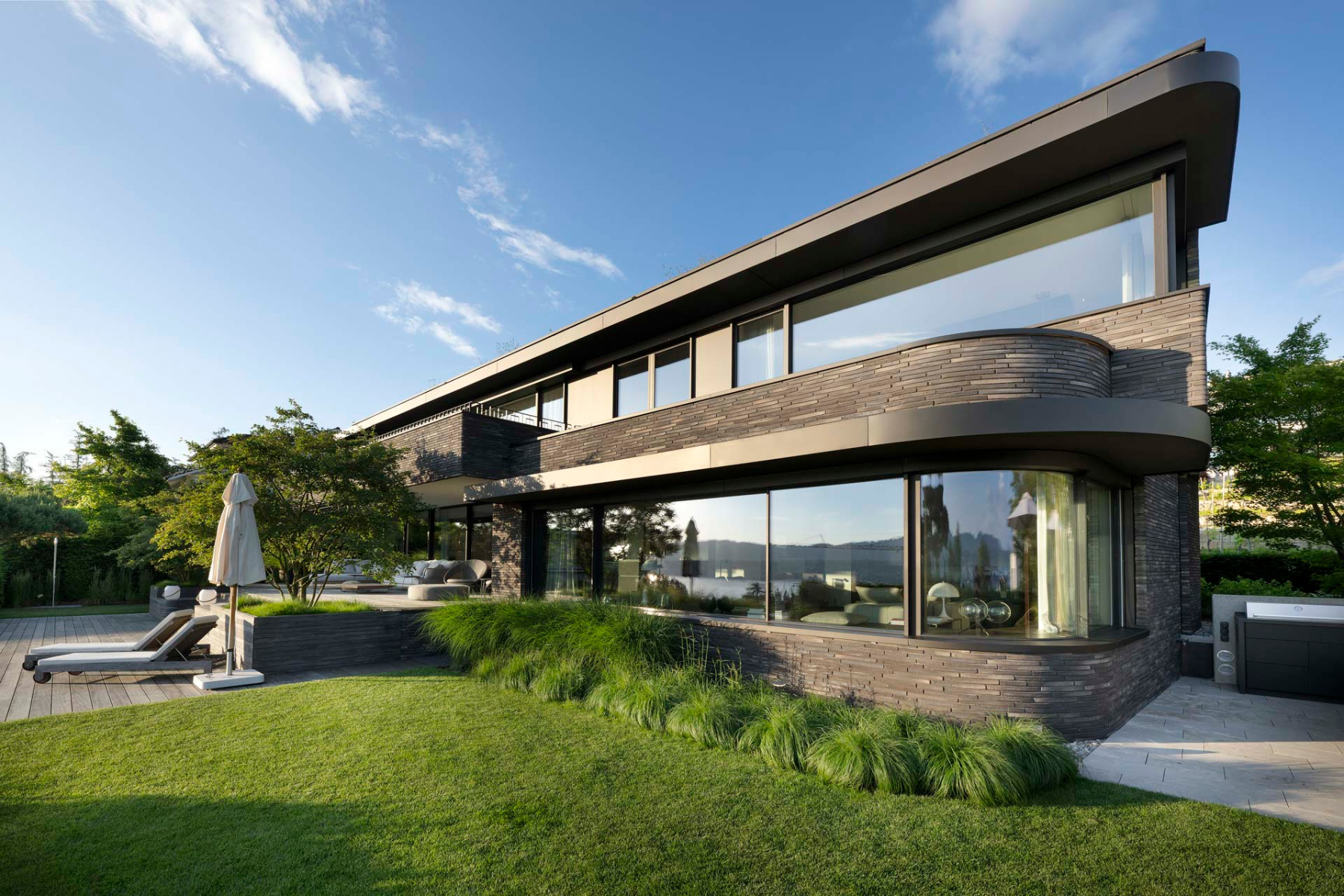 Der längliche Wasserstrichziegel des Typs Ultima RT 151 wurde in einem dunklen Farbton gewählt; unter anderem, um das Volumen des Hauses in seinem Umfeld etwas zurückzunehmen. © Reibermarketing / Giulio Coscia