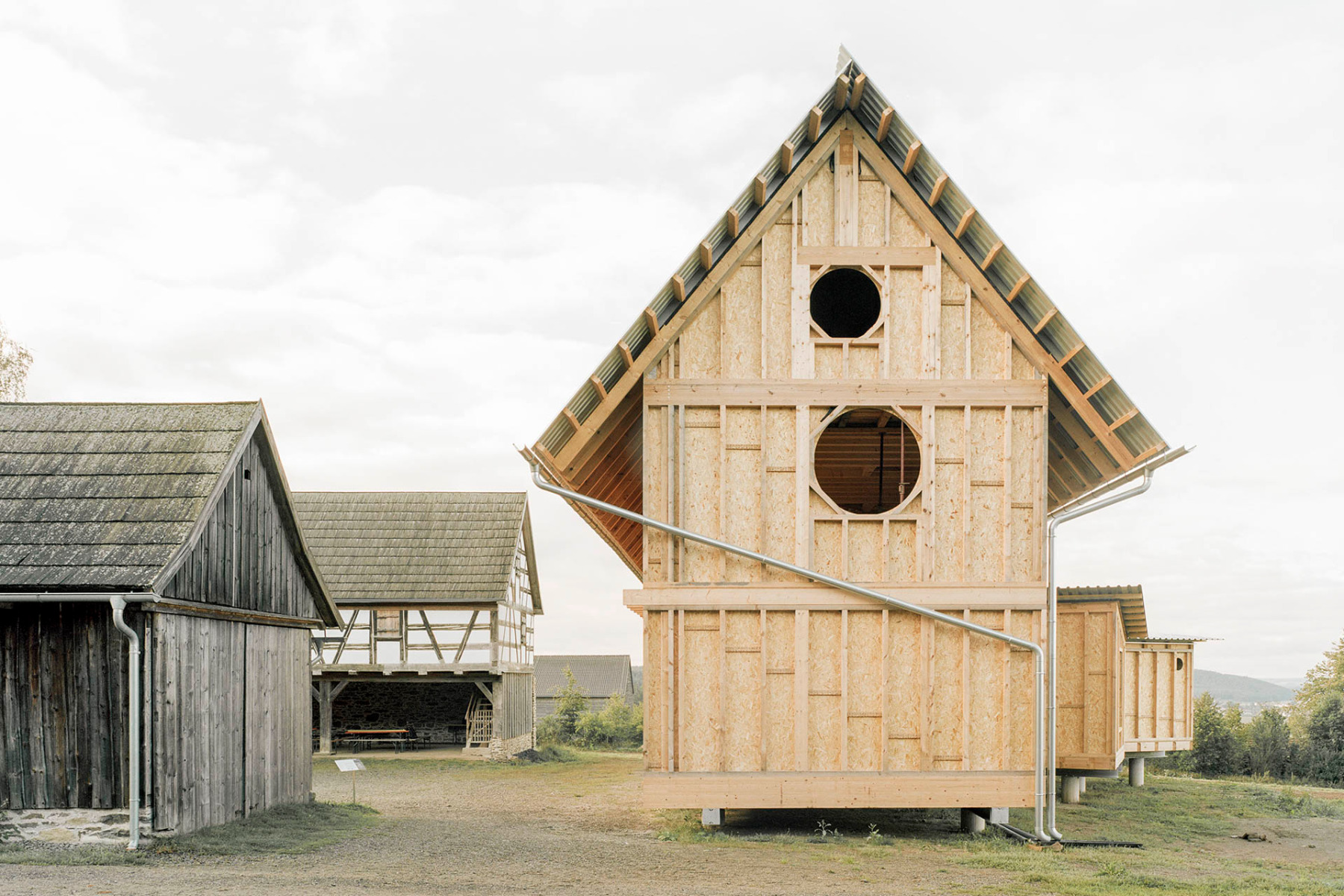Derzeit ist die Holzkonstruktion des k&uuml;nftigen Bildungszentrums noch nackt und unverkleidet. Dennoch wird das Haus im Sommer schon genutzt. &copy; Sebastian Schels