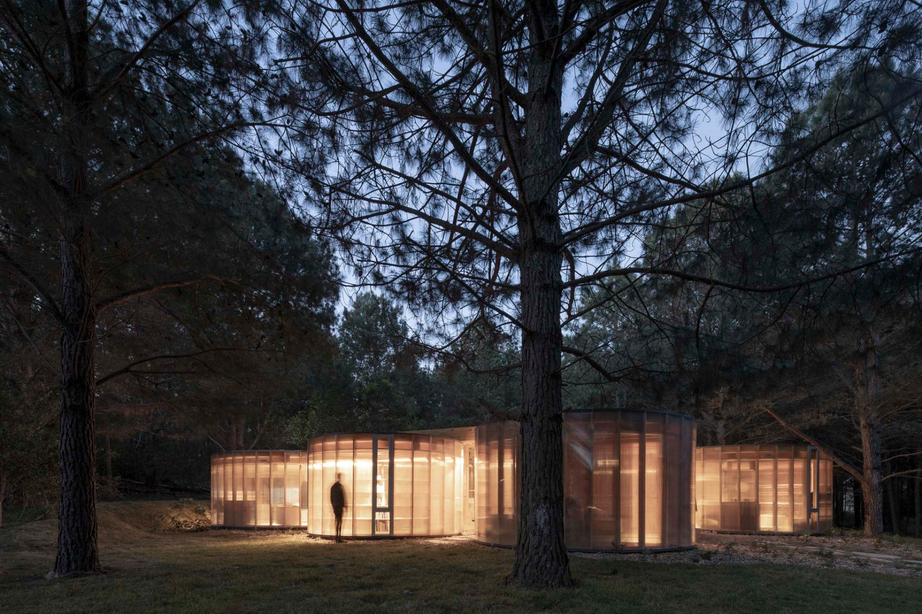 In the evening, the building becomes a softly glowing lantern. &copy; Marcos Guiponi