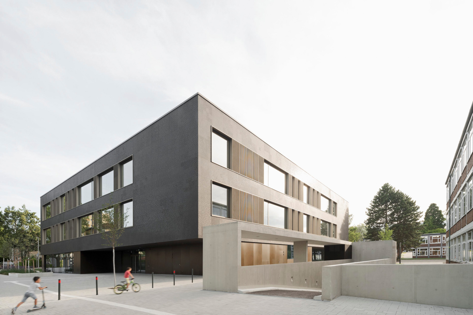 Von au&szlig;en quadratisch, kompakt und klar strukturiert &ndash; im Inneren als Cluster-Schule gestaltet: die Maicklerschule in Fellbach bietet Platz f&uuml;r rund 400 Sch&uuml;ler. &copy; Brigida Gonz&aacute;lez