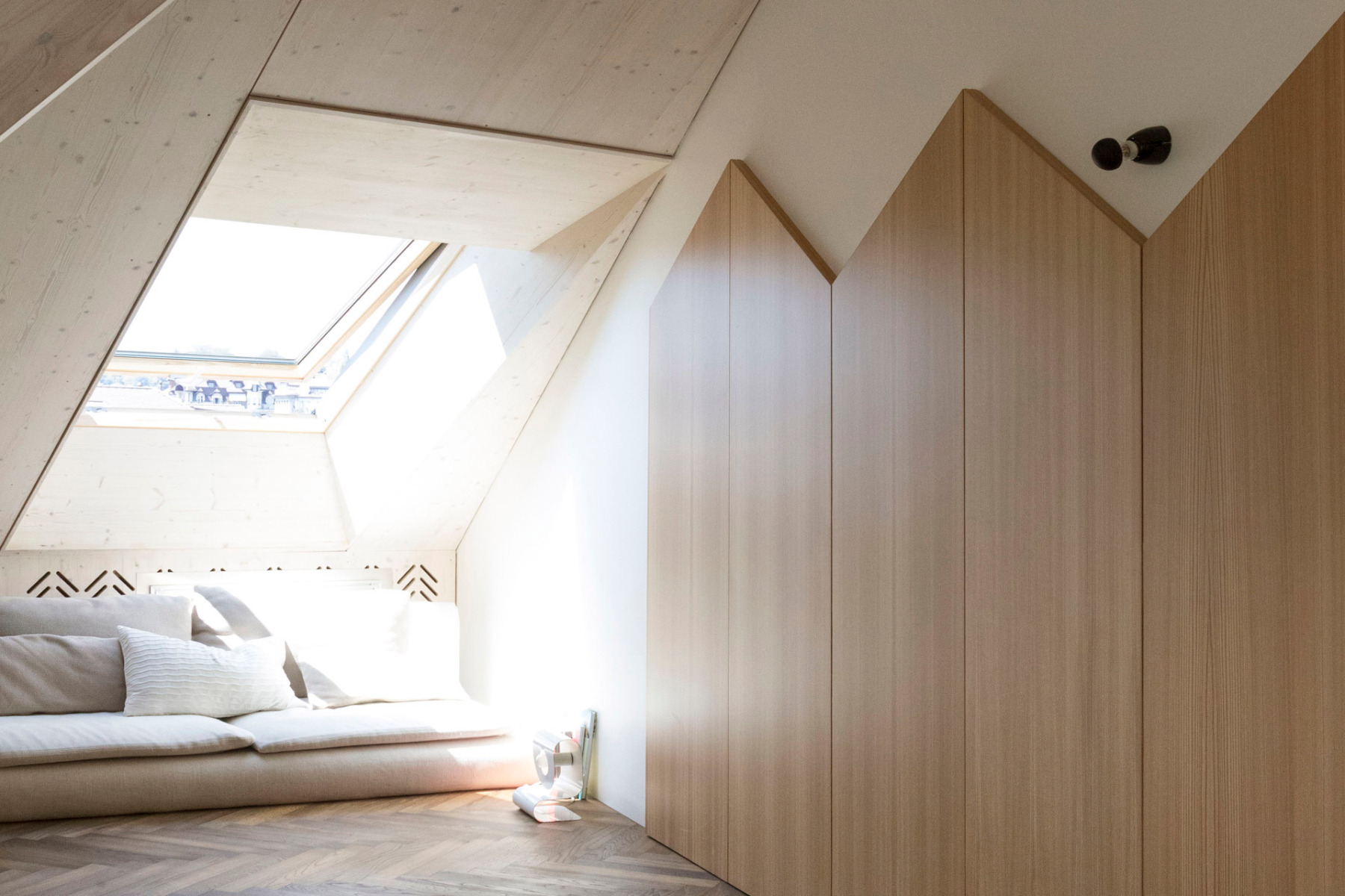 Die Aufstockung eines 1960er-Jahre-Geb&auml;udes in Lausanne durch Localarchitecture schafft Raum f&uuml;r zehn neue Wohnungen, darunter eine Maisonette. &copy; Kasia Jackowska/Velux 