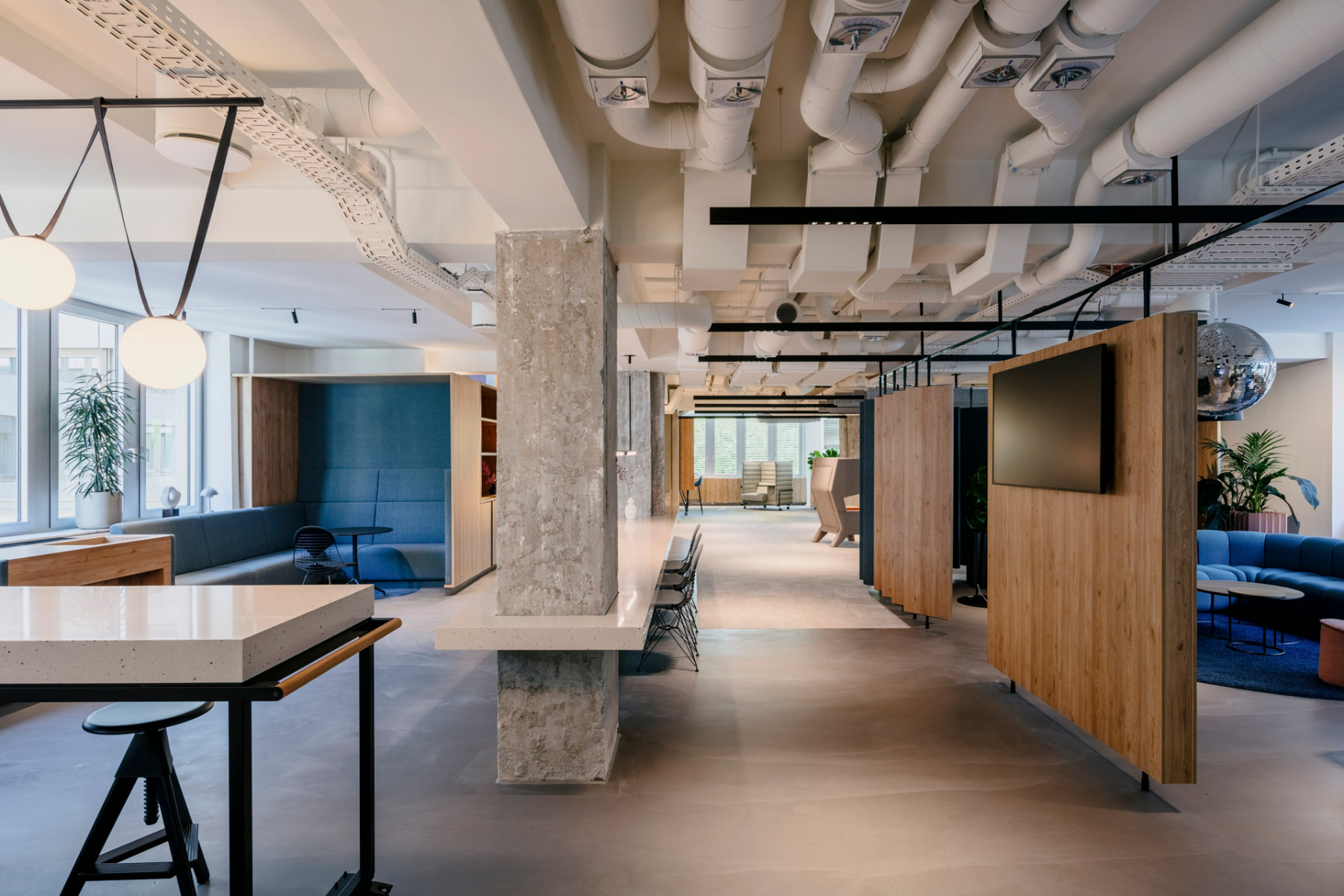 In den neuen B&uuml;robereichen wurde die freigelegte Tragwerksstruktur teilweise sichtbar belassen. &copy; Jakob B&ouml;rner
