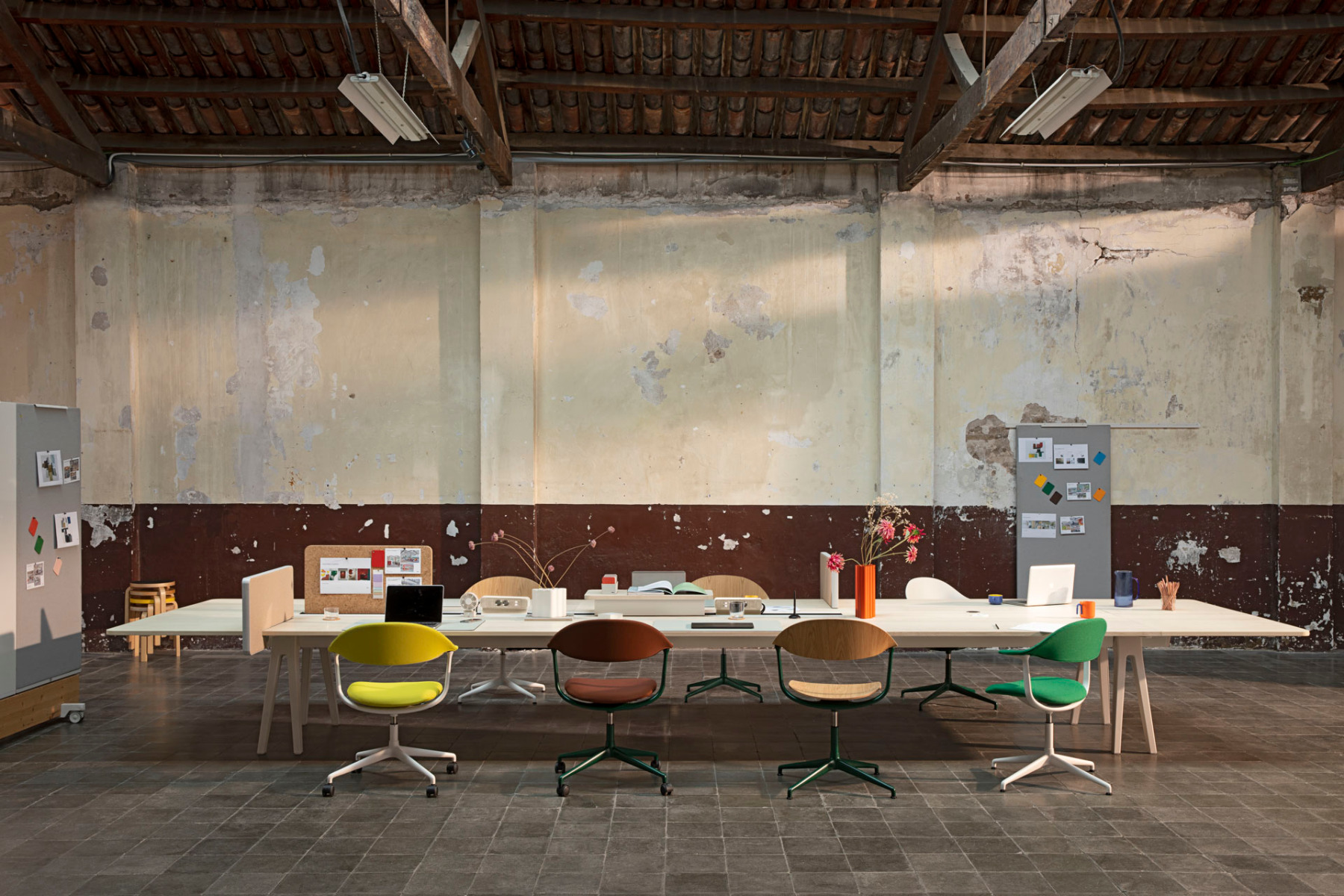 Mynt von Vitra, gestaltet mit Erwan Bouroullec, ist f&uuml;r flexible Nutzung konzipiert und kombiniert eine reduzierte Formensprache mit einer unsichtbar integrierten Mechanik f&uuml;r dynamisches Sitzen. &copy; Vitra