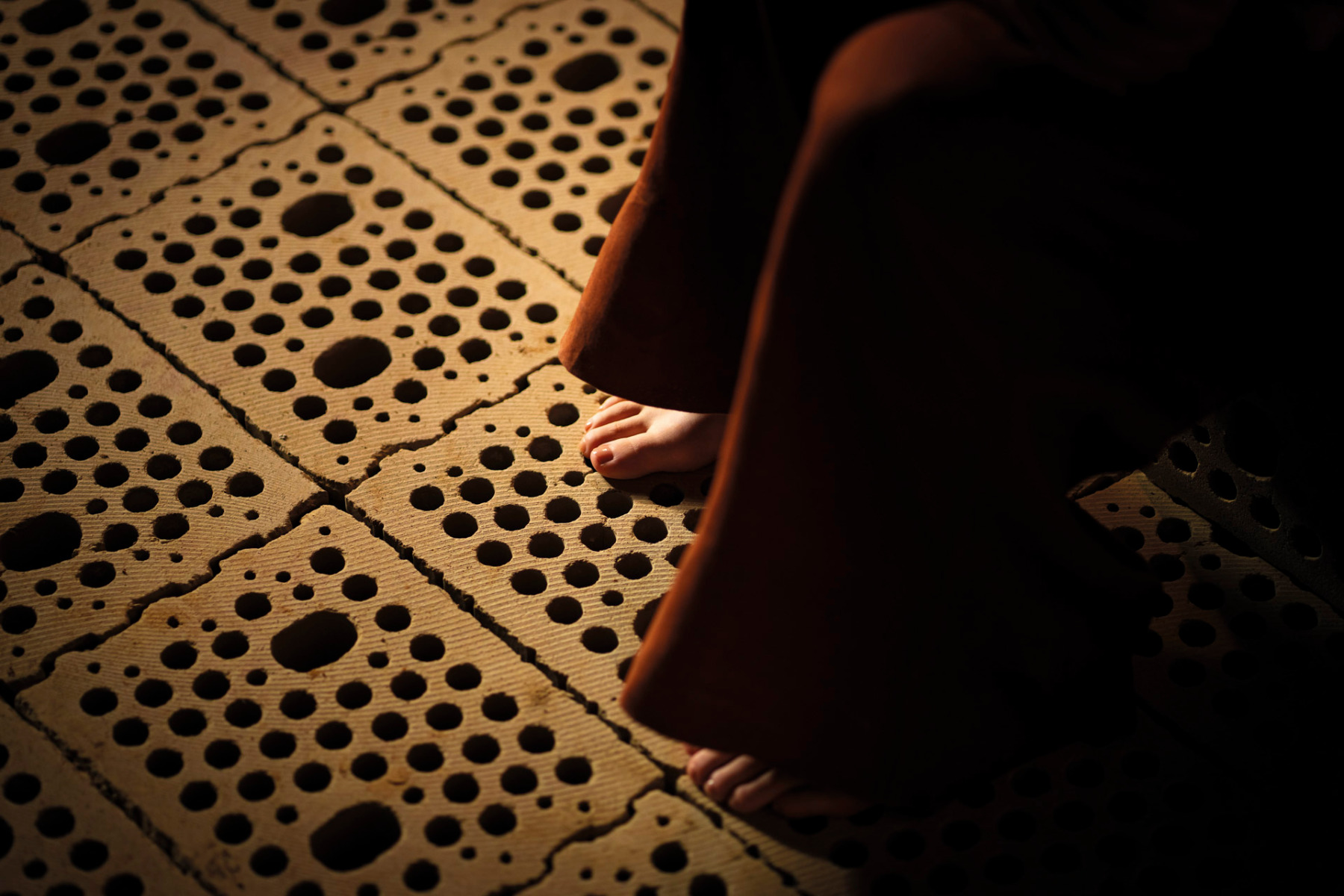 Ungebrannter Lehm ist für seine hohe Feuchtesorption bekannt. Die Kehrseite der Medaille: Die Steine müssen unbedingt vor Feuchtigkeit geschützt werden. © Bauhaus Filmwerkstatt