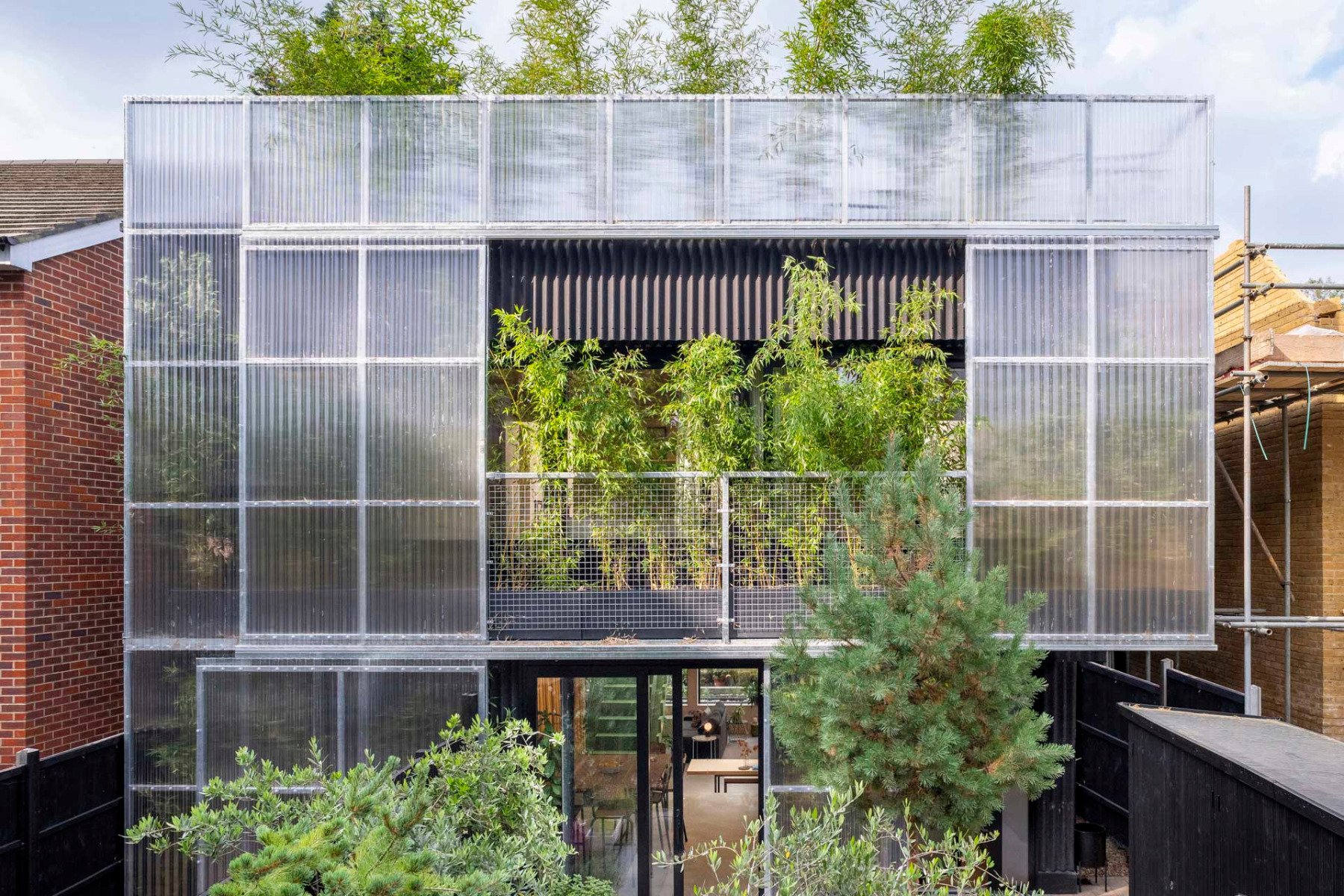 Die s&uuml;dliche Fassade des Green House ist mit Bambus bepflanzt und mit verschiebbaren Polycarbonat-Scheiben versehen. &copy; Kilian O'Sullivan