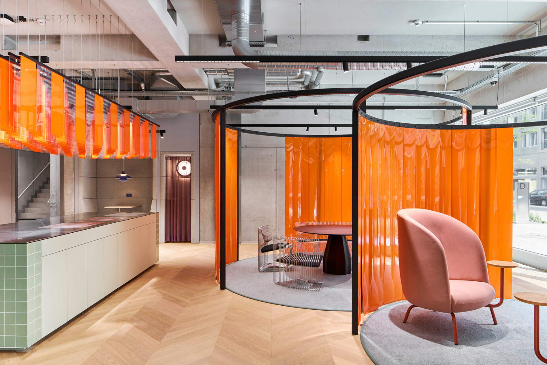 F&uuml;r die Theke im Workcaf&eacute; dienten traditionelle Lebensmittelst&auml;nde als Vorbild. &copy; Philip Kottlorz