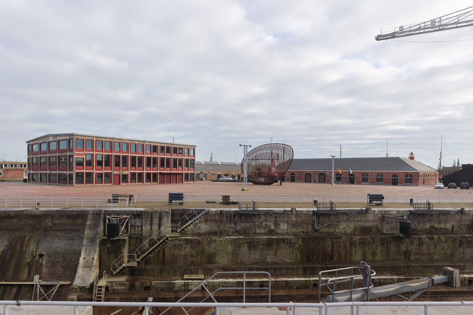 Das Rathaus nutzt zwei Bestandsbauten des alten Marinehafens: eine Segeltuchfabrik (links) und eine Mastwerkstatt (rechts). &copy; Stefan M&uuml;ller