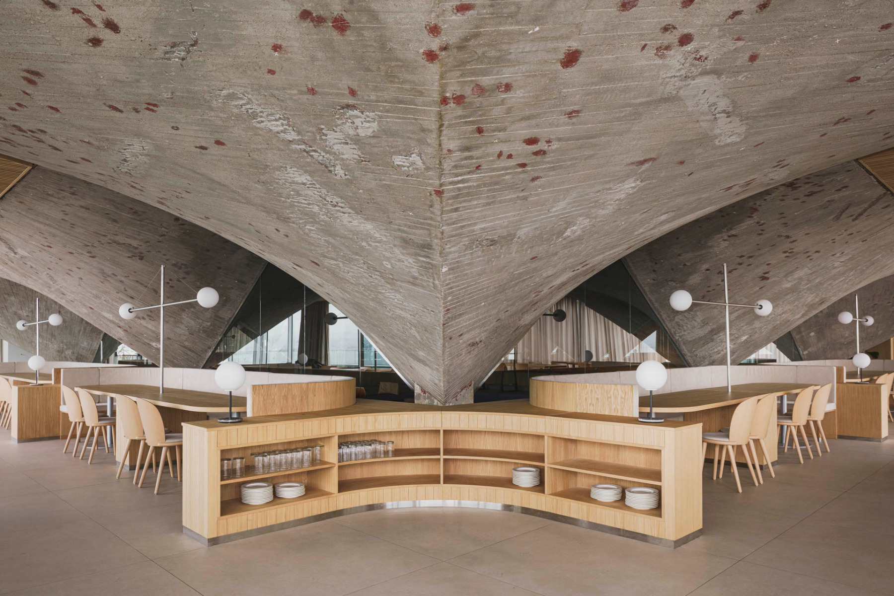 Im Restaurant MMC speisen Gäste unter einem Gewölbe aus Betonparaboloiden. © David Zarzoso