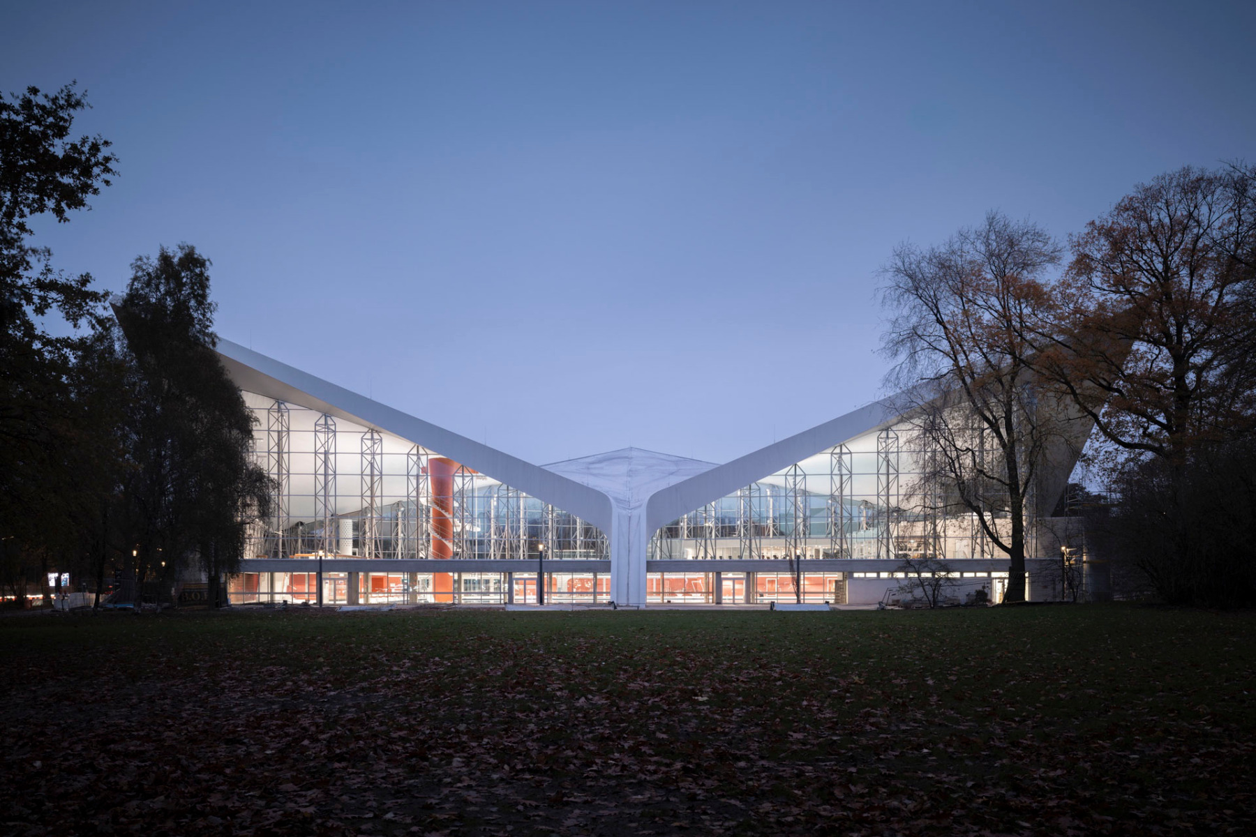 Die Alsterschwimmhalle, ein ikonisches Bauwerk der Hamburger Nachkriegsmoderne, beeindruckt mit ihrem spektakul&auml;ren Betondach aus hyperbolischen Paraboloidschalen. Nach fast 50 Jahren wurde sie umfassend modernisiert. &copy; Marcus Bredt