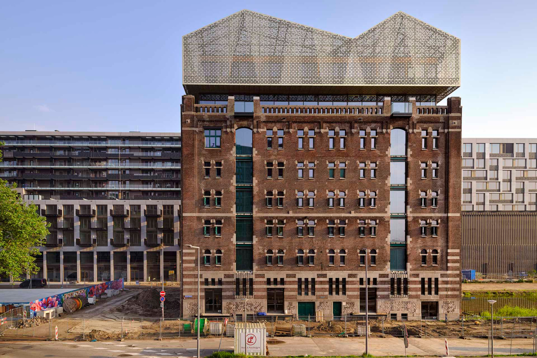 Relikt aus dem Jahr 1901 inmitten von Neubauten: Der Kaffeespeicher Santos in Rotterdam soll k&uuml;nftig die R&auml;ume des Niederl&auml;ndischen Fotomuseums aufnehmen. &copy; Studio Hans Wilschut