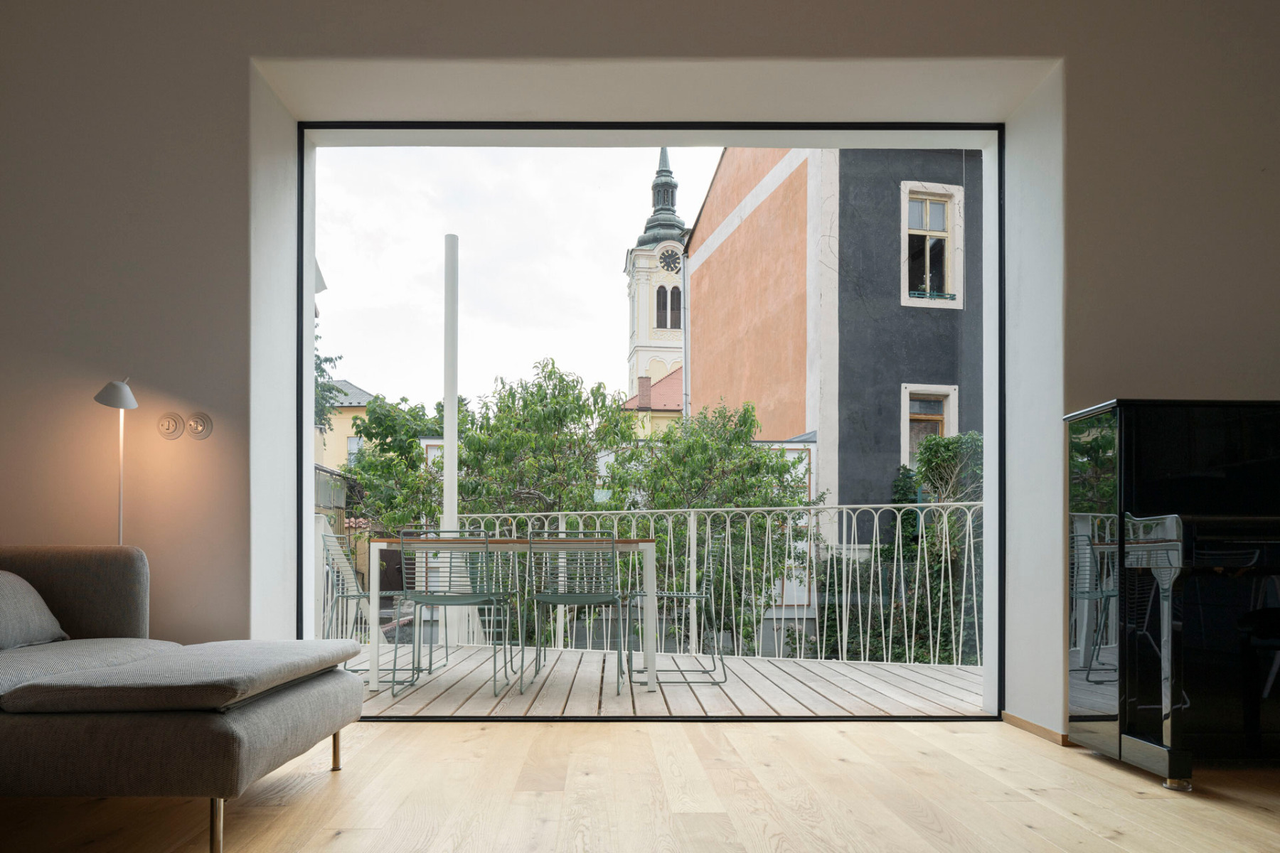 Innenfenster und Mauer&ouml;ffnungen schaffen unerwartete Verbindungen zwischen den einzelnen R&auml;umen des Wohnhauses. &copy; Alex Shoots Buildings 