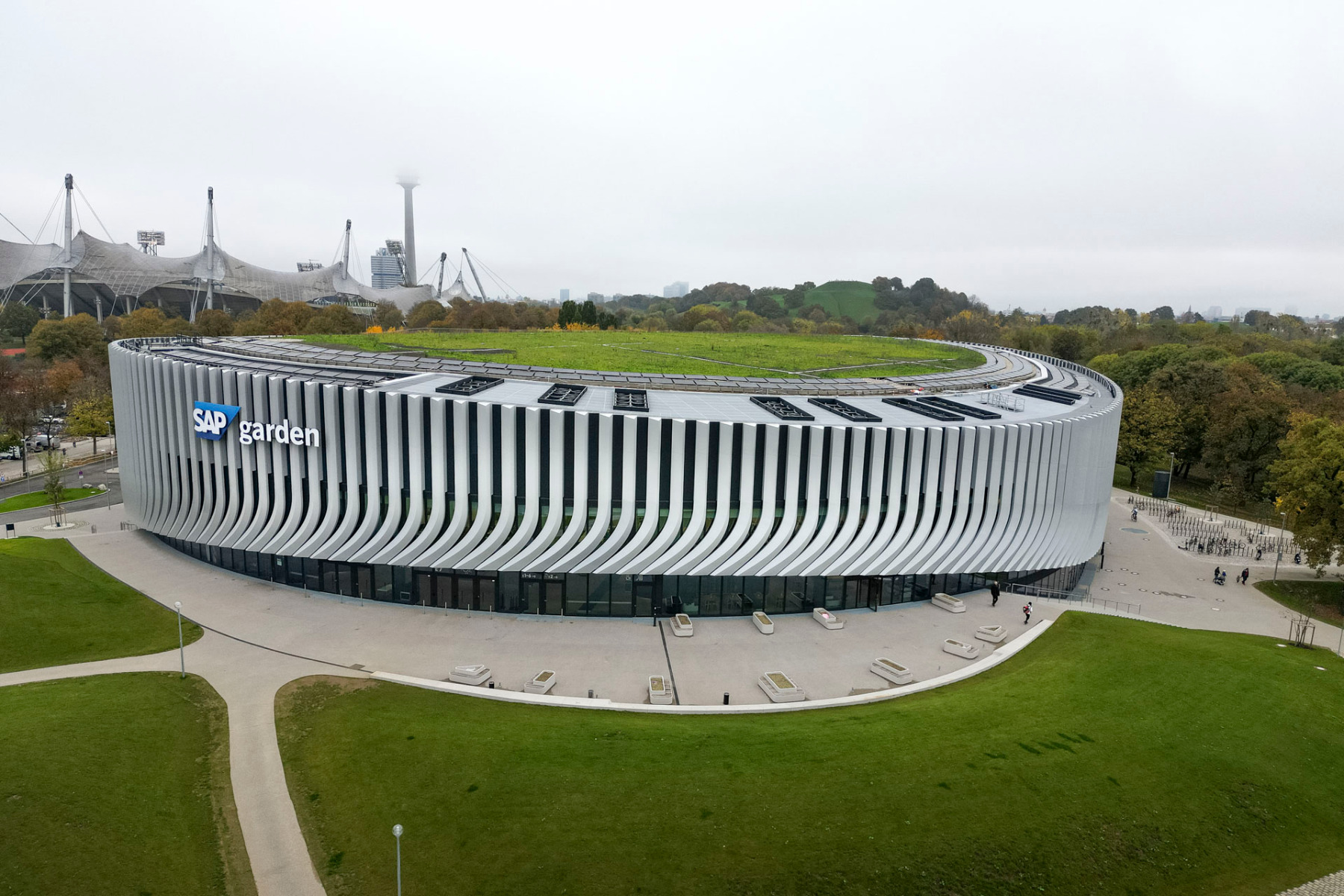 So dynamisch und schwungvoll wie seine Fassade daherkommt, bettet sich der SAP Garden, eine neue Destination f&uuml;r Spitzen-Eishockey und -Basketball, seit kurzem in den M&uuml;nchner Olympiapark. &copy; Frener Reifer