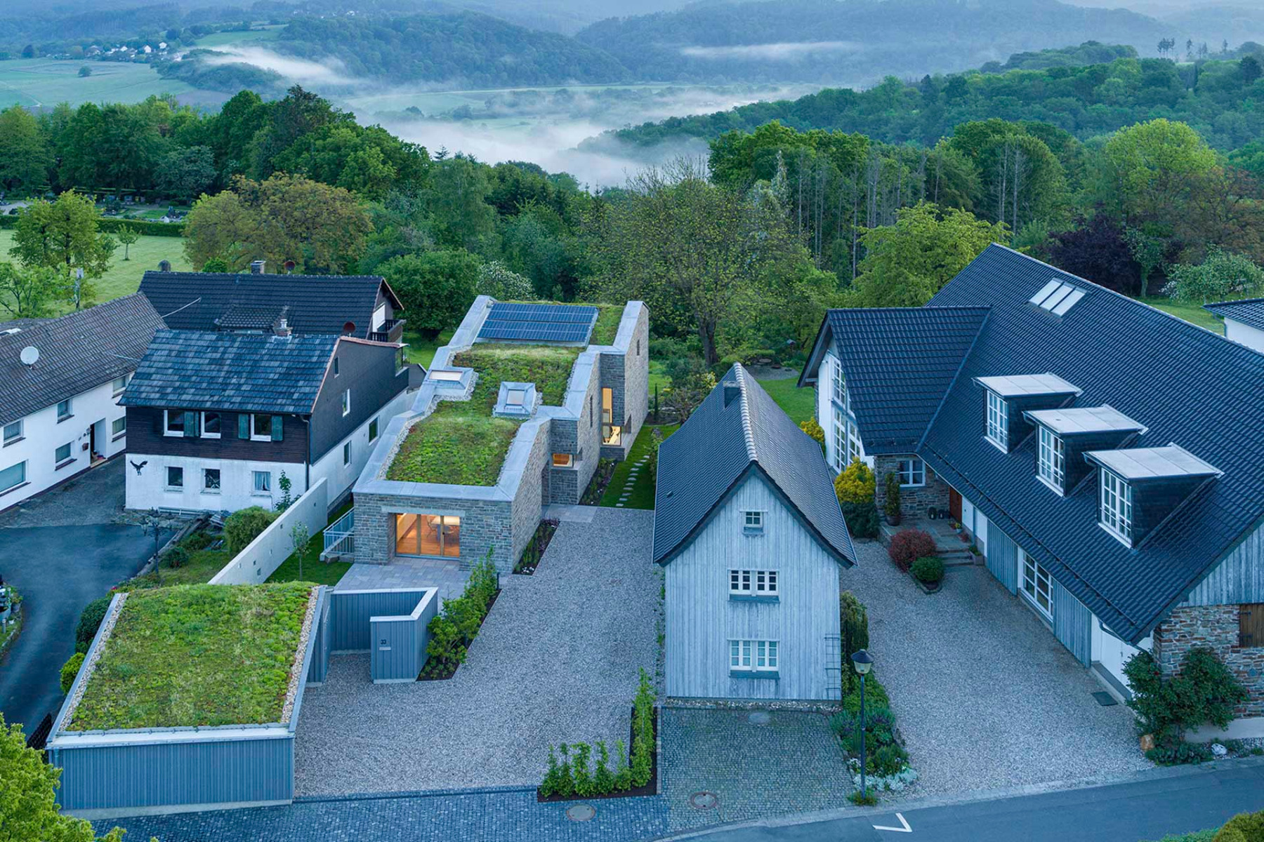 Das Atelierhaus f&uuml;r den Architekturfotografen HG Esch entwickelt sich in drei Abschnitten hangabw&auml;rts, wobei das gr&ouml;&szlig;te und h&ouml;chste Volumen den Schlusspunkt bildet. &copy; HGEsch Photography