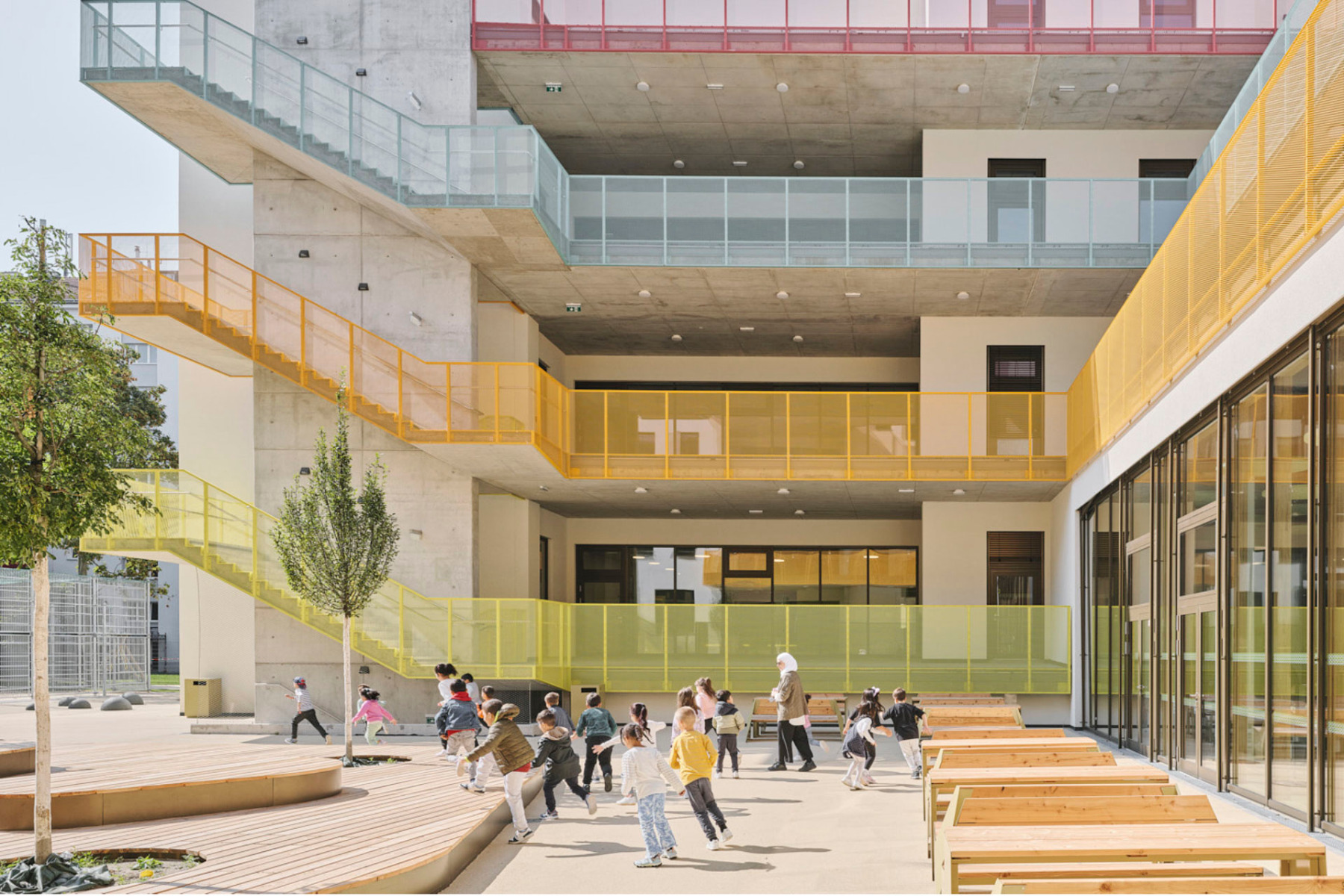 Die farbigen Terrassen dienen als Orientierungshilfen und Freiräume für Schüler und Schülerinnen. © Schreyer David