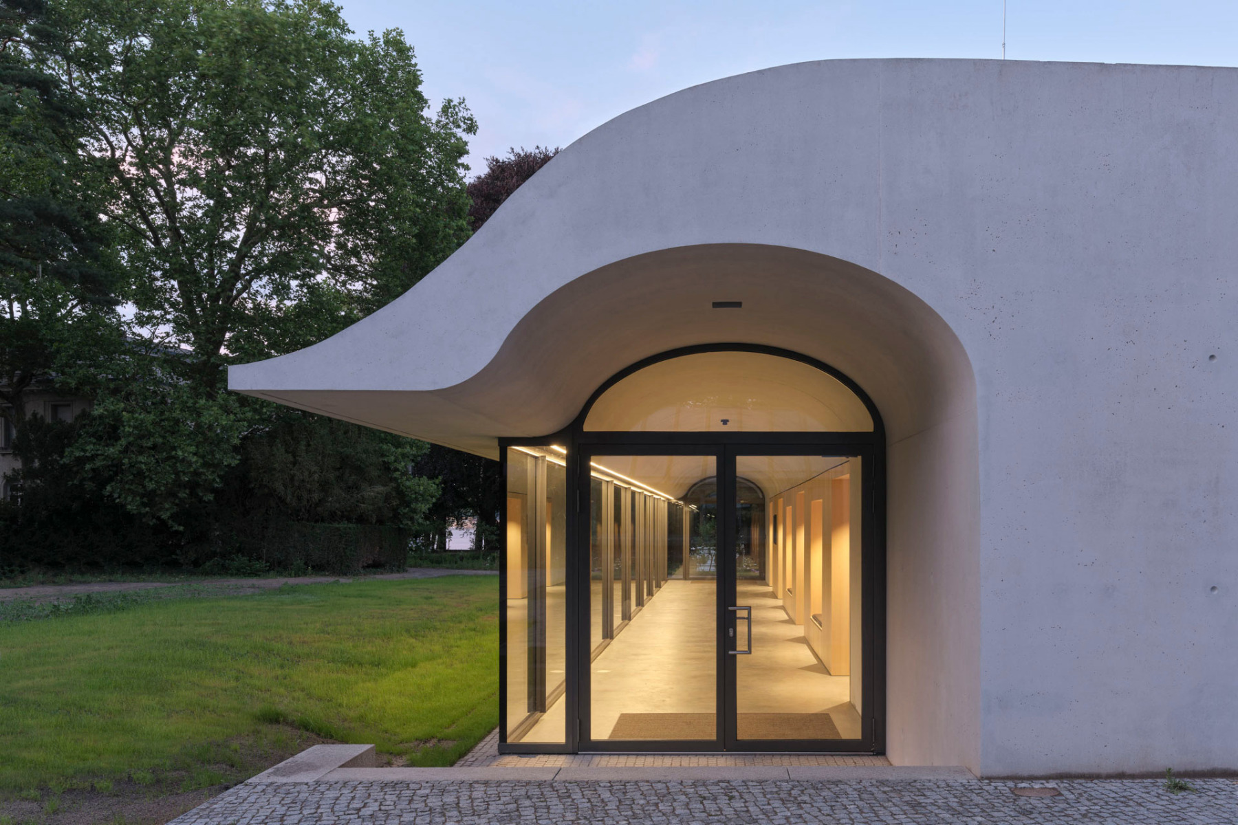 Die Gebäudehülle und das Dach des Neubaus wurden fugenlos aus Ortbeton gegossen. © Marcus Ebener