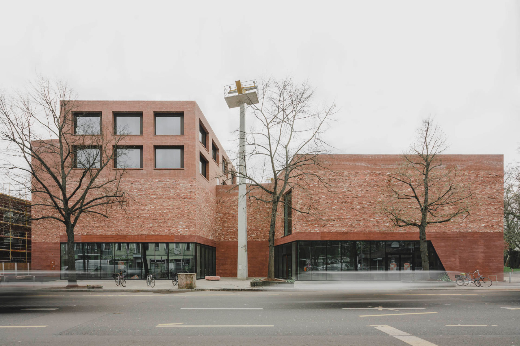 Alte und neue Ziegel sowie rot gefärbter Sichtbeton prägen die Fassaden der Spore Initiative in Berlin. © Tjark Spille