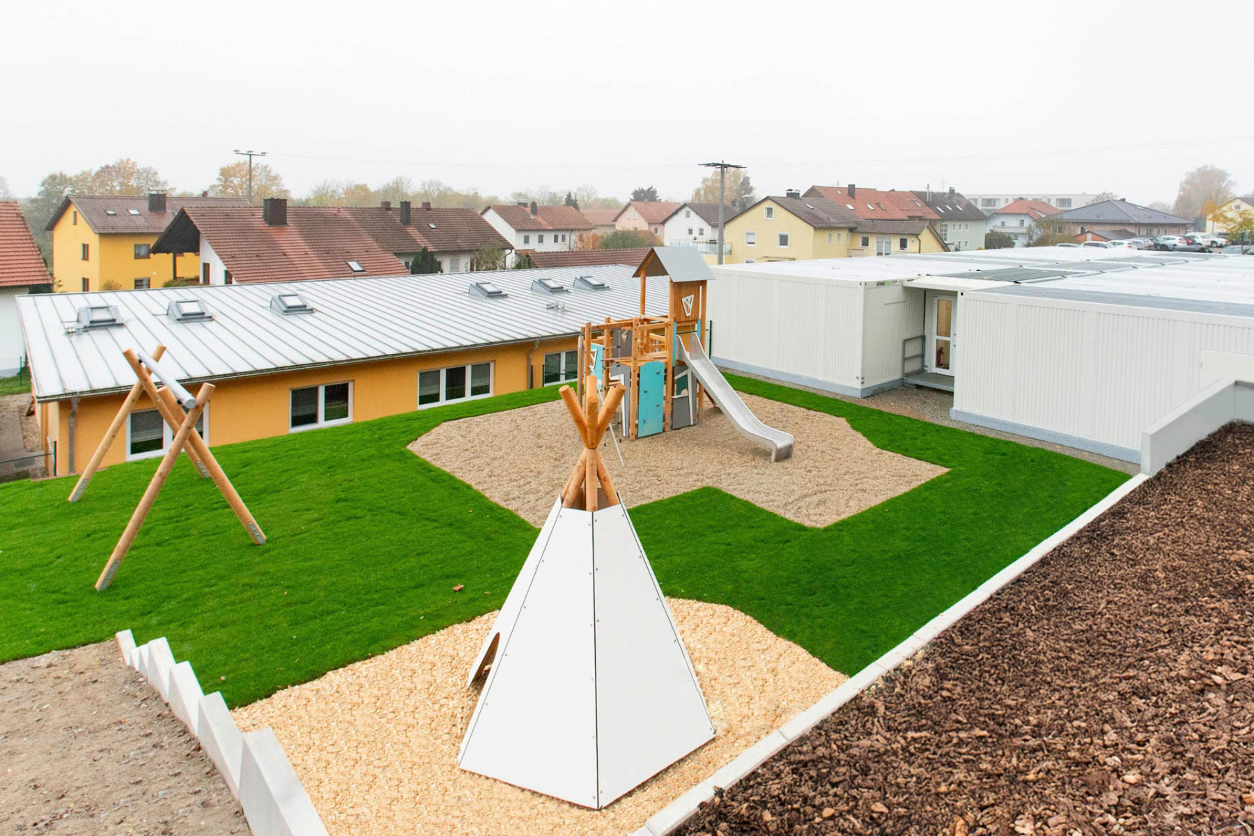 In nur zwei Wochen hat Algeco in W&ouml;rth an der Donau eine tempor&auml;re Kita aus 23 extrabreiten Containern errichtet. &copy; Algeco