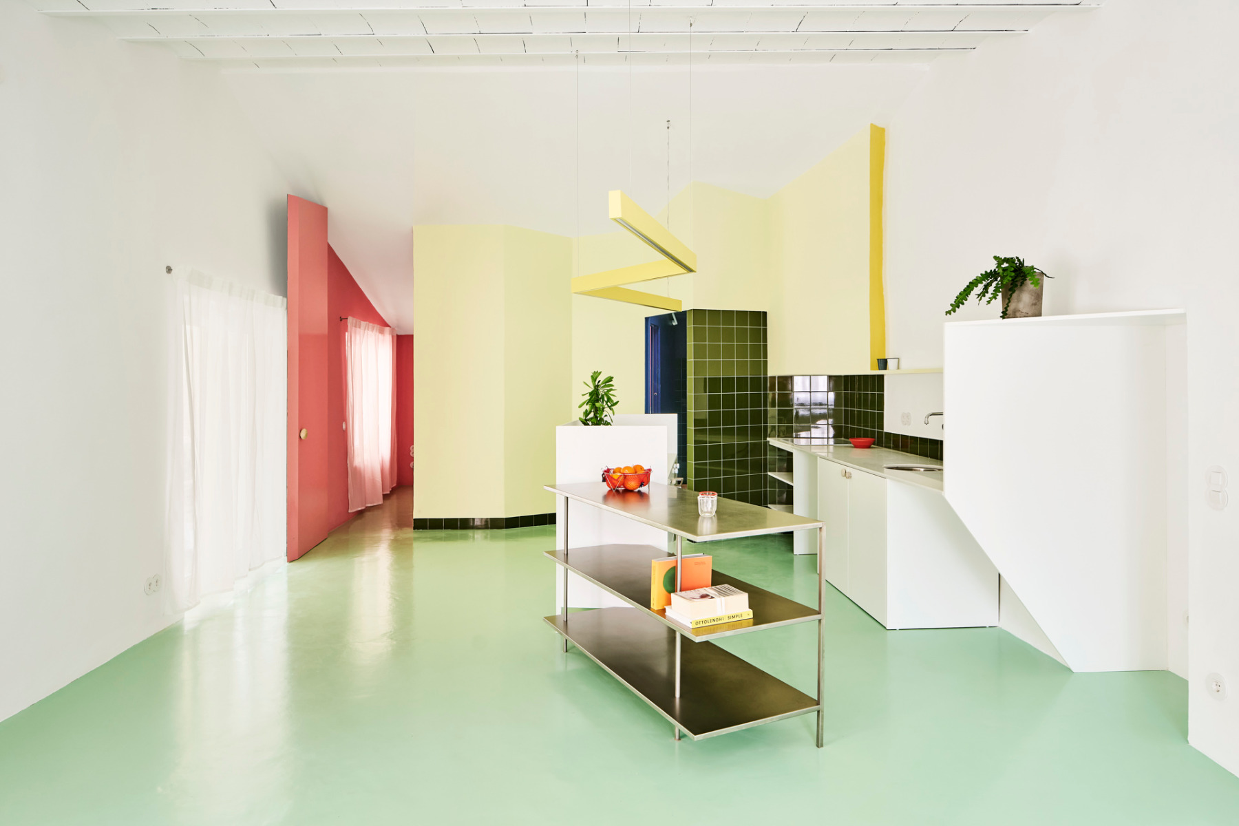 Der neue Ess- und Wohnbereich mit blitzf&ouml;rmiger H&auml;ngeleuchte, &copy; Jos&eacute; Hevia