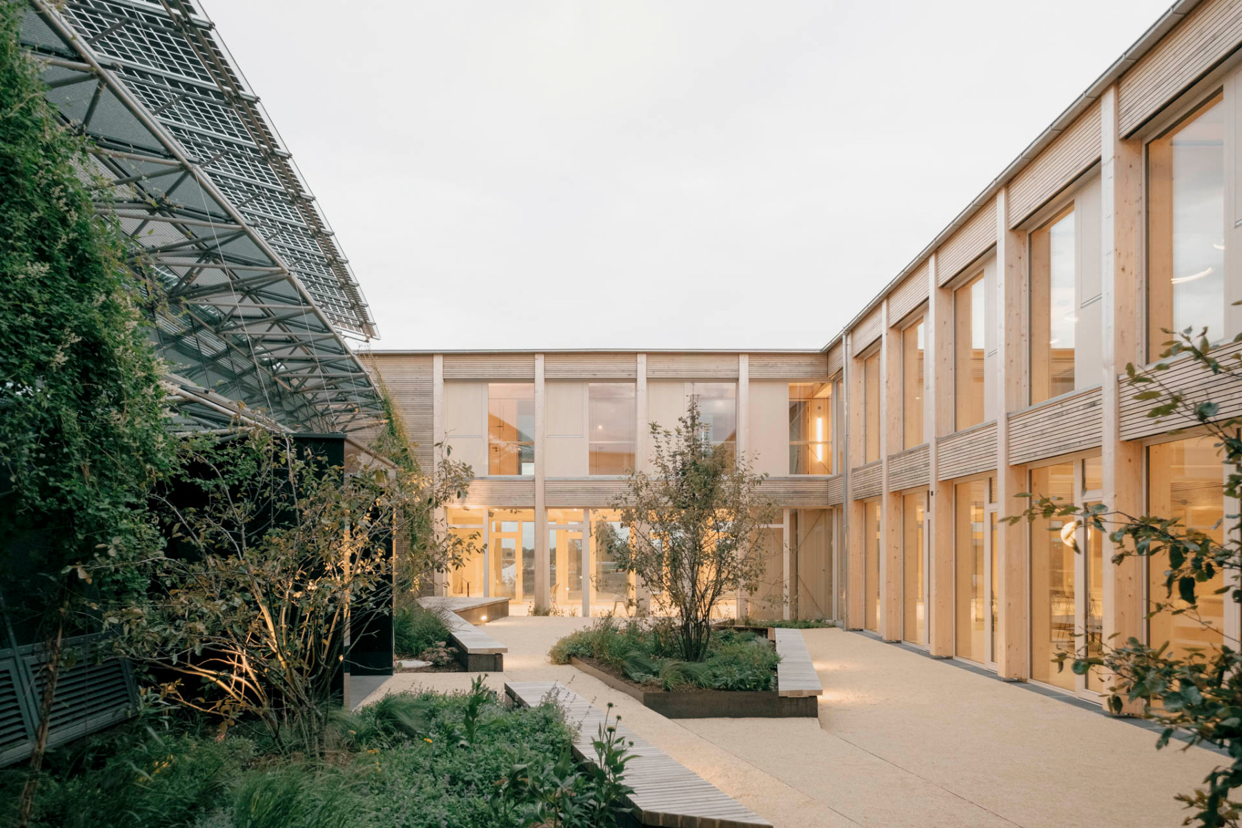 Im Innenhof begegnen sich Alt und Neu. Obwohl die Geb&auml;udeteile nur 10 Jahre auseinander liegen, ist der Wandel der Formensprache unverkennbar. &copy; Patrick Johannsen