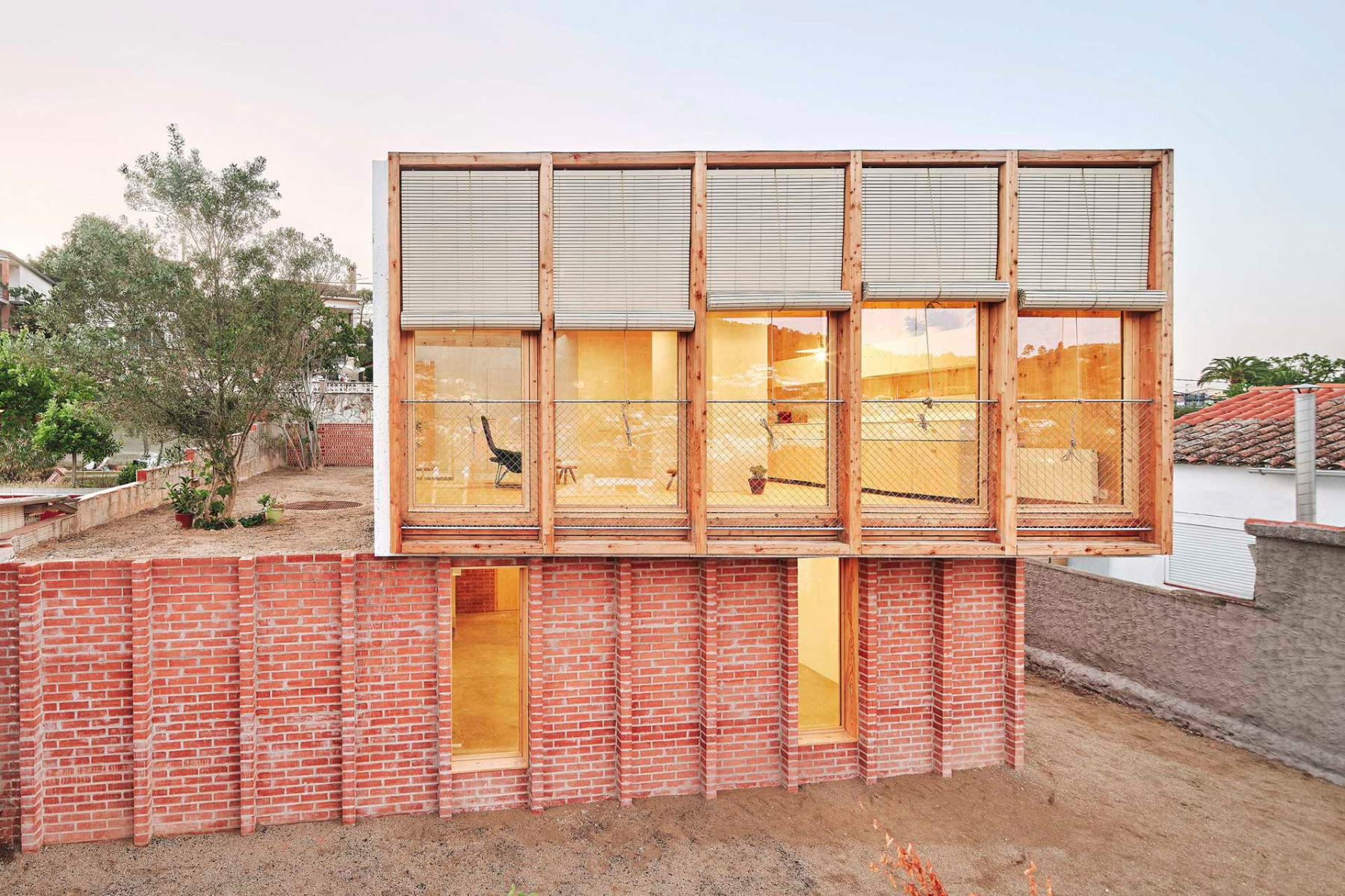 Oben leicht und offen, unten schwer und geschlossen – diese Dualität prägt das Haus in Sant Vicenç dels Horts innen wie außen. © José Hevia