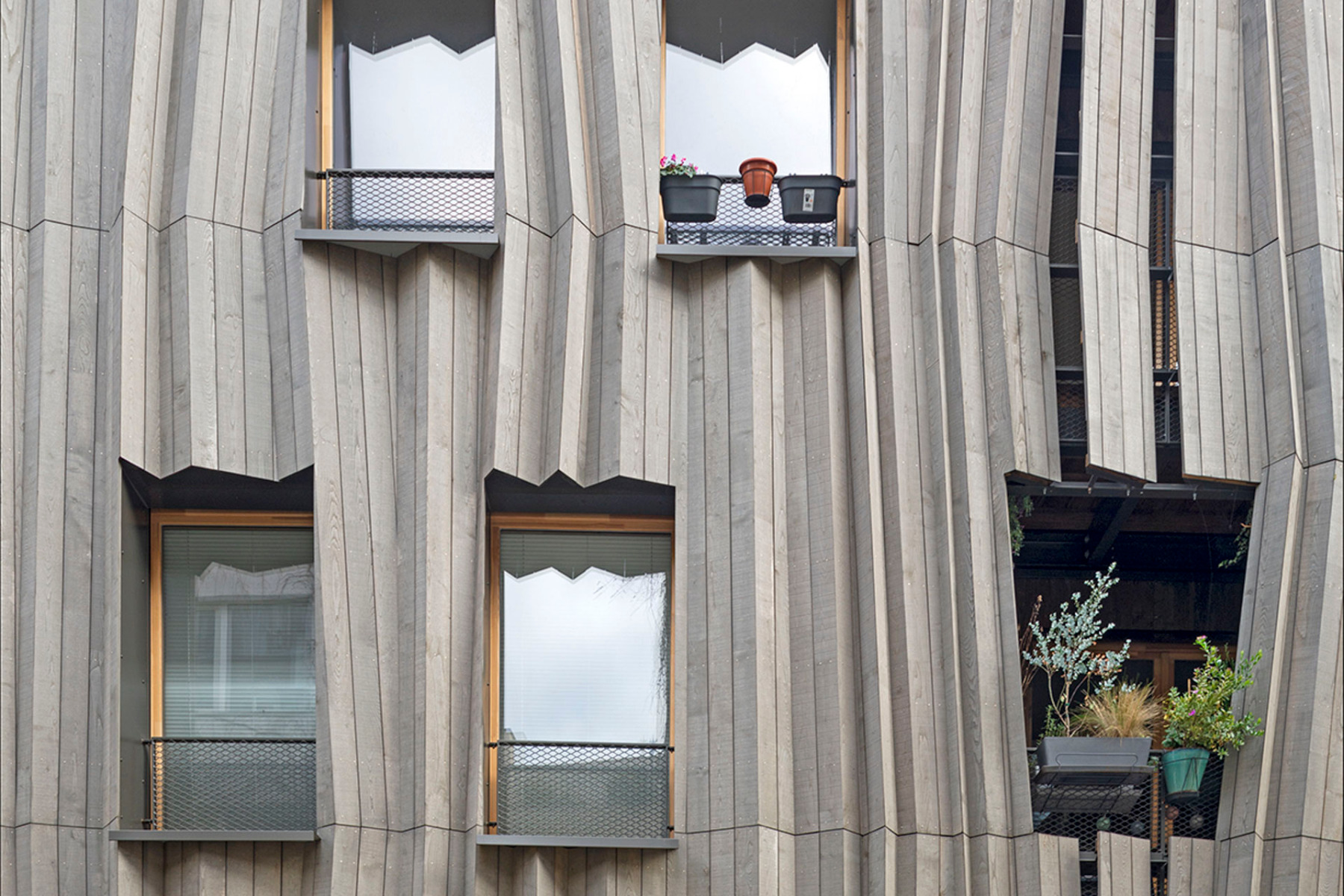 Mit seiner skulpturalen Fassade beeindruckt der 2023 fertig gestellte Neubau schon von au&szlig;en. &copy; Kamel Khalfi